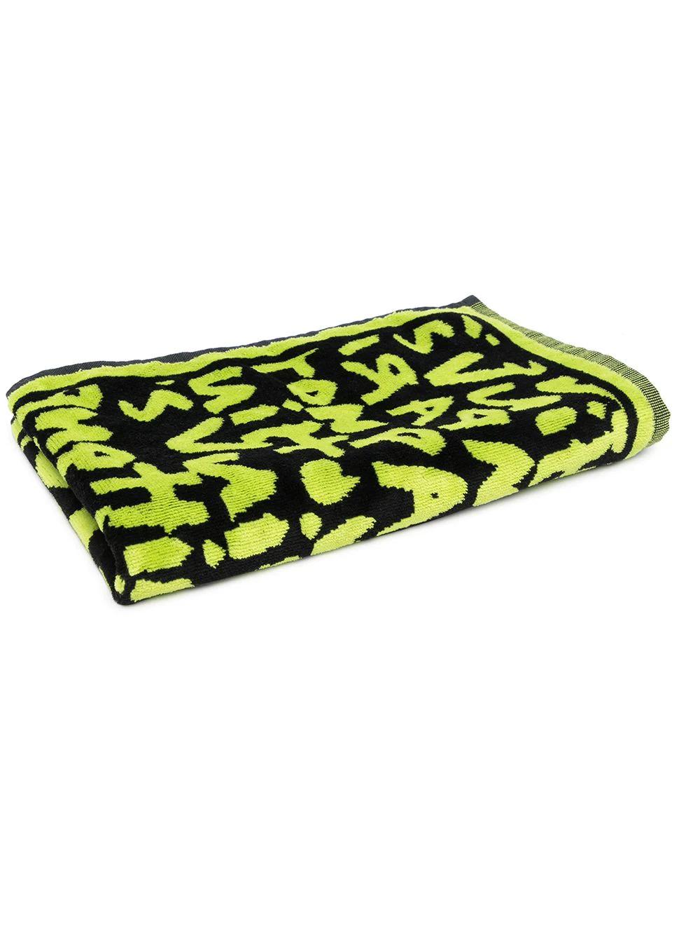 Stand out from the crowd with this Louis Vuitton x Stephen Sprouse Pre-owned Graffiti-print towel. The graffiti design is a combination of black and neon green displaying the 'Louis Vuitton Paris' logo print. Crafted from 100% cotton, this towel is