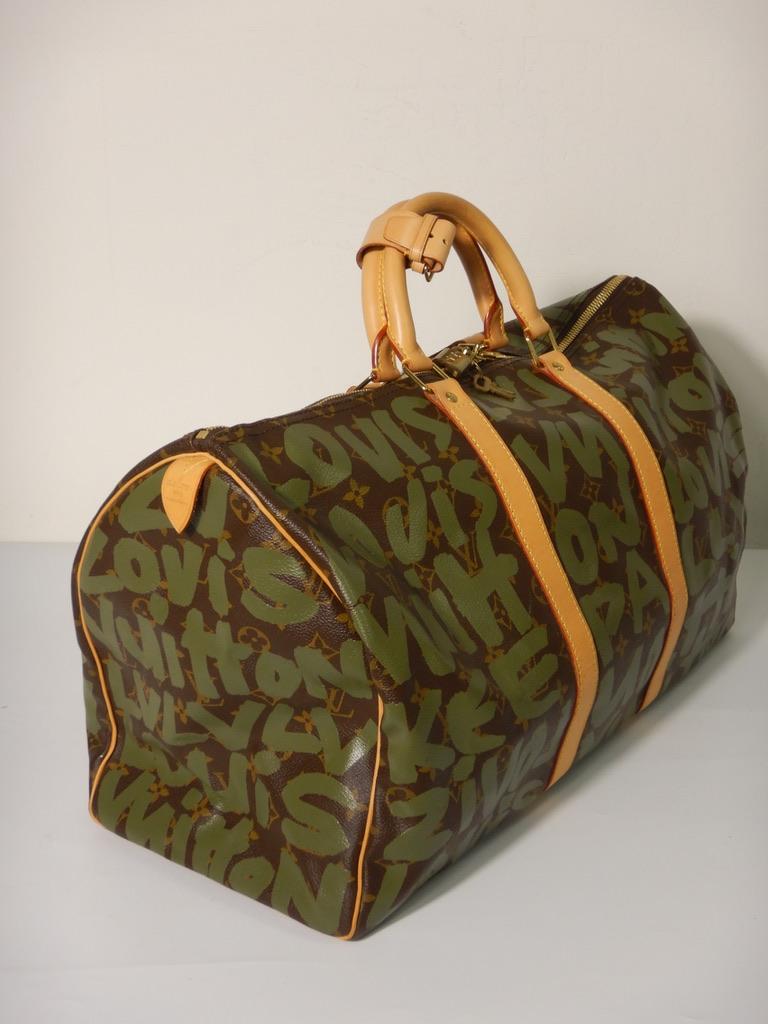 Louis Vuitton Keepall 50 Stephen Sprouse Monogram Graffiti in Khaki and Green. The bag is in very good condition, llightly used. There is a small spot on the poignet and some light marks on the leather straps on the bottom but there don't seem to be