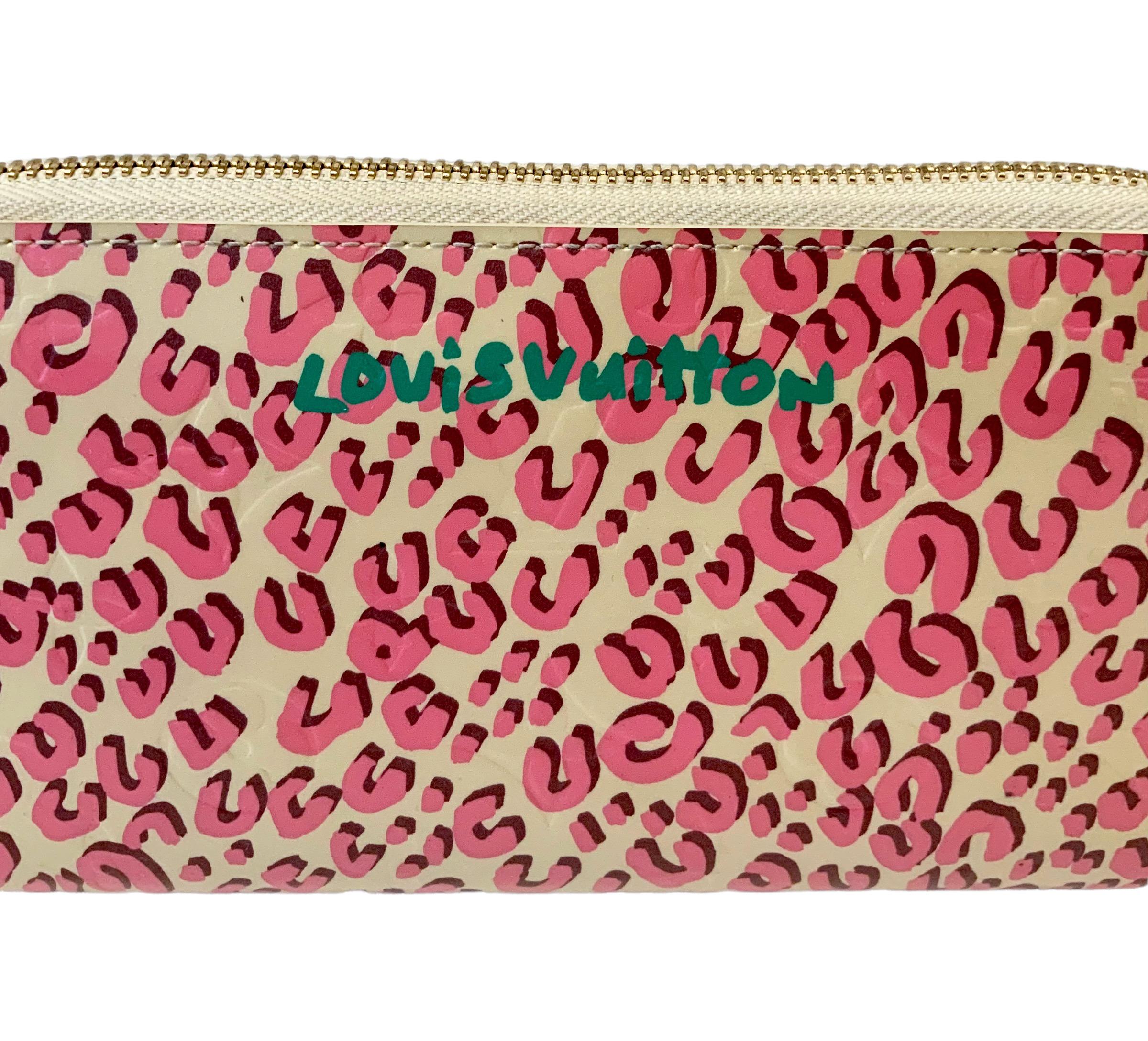 Pre-owned but new Zippy wallet from the collaboration of Stephen Sprouse with Louis Vuitton.

Collection: Stephen Sprouse
Material: Patent calfskin leather
Lining: Calfskin leather
Color: Beige and pink
Measurements: Length: 28 cms - approx. 11