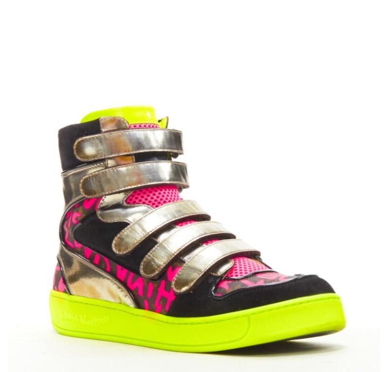 LOUIS VUITTON Stephen Sprouse silver pink Graffiti monogram hi top sneaker EU36
Reference: ANWU/A00966
Brand: Louis Vuitton
Designer: Marc Jacobs
Model: Stephen Sprouse
Material: Fabric, Leather
Color: Multicolour
Pattern: Monogram
Closure: Magic
