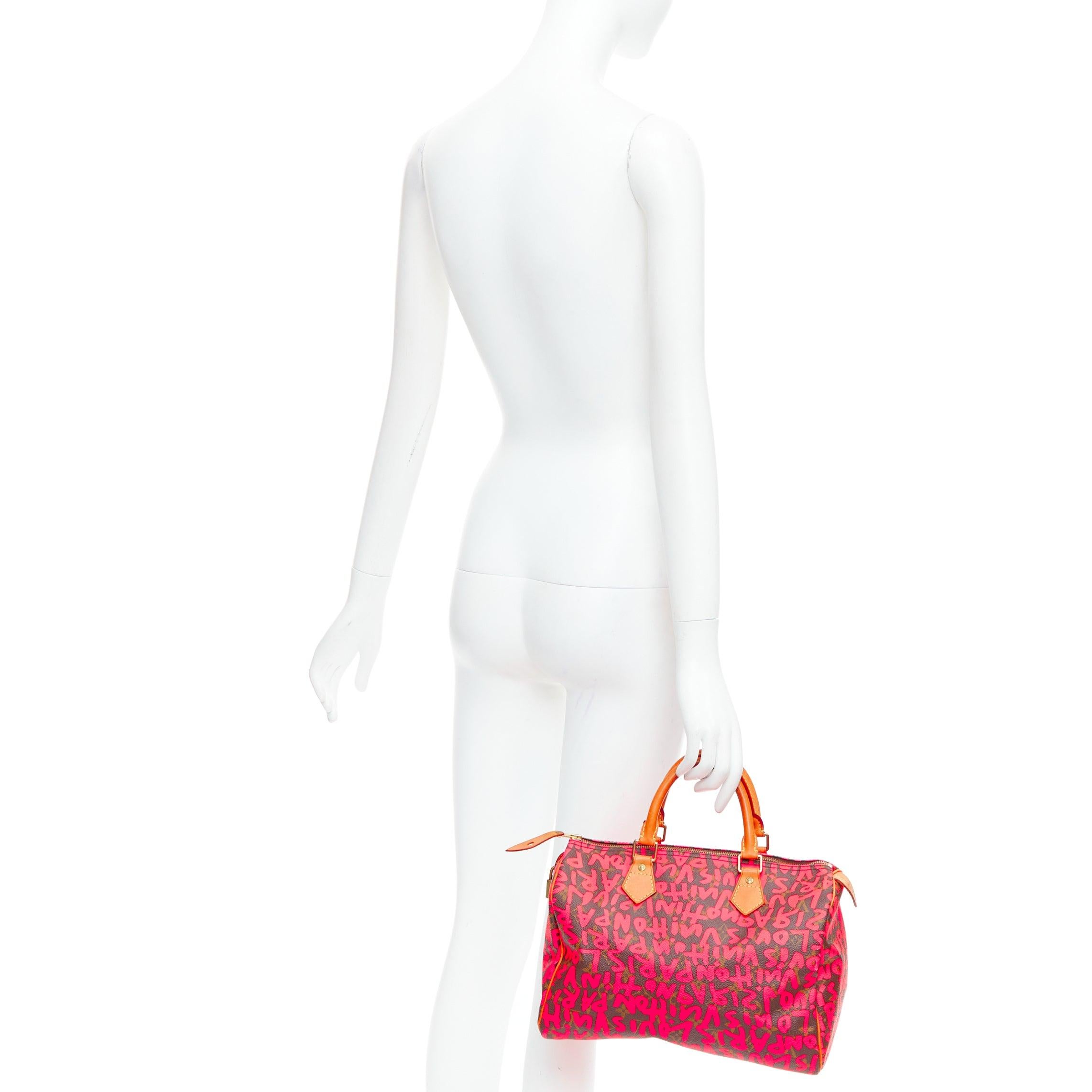 LOUIS VUITTON Stephen Sprouse Speedy 30 neon pink graffiti top handle bag
Reference: TGAS/D01165
Brand: Louis Vuitton
Designer: Marc Jacobs
Collection: Stephen Sprouse
Material: Canvas, Leather
Color: Brown, Pink
Pattern: Graffiti
Closure: