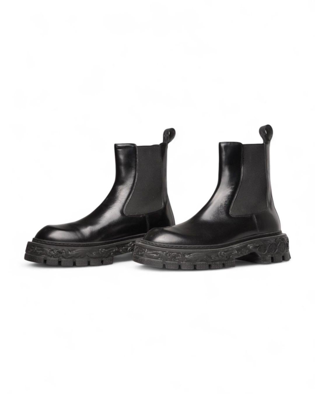 Stivaletto firmati Louis Vuitton, modello Baroque, realizzati in pelle nera. Ausgestattet mit einem seitlichen Elastikeinsatz für ein bequemes und praktisches Fußbett und einer Gummiarmierung, die für Stabilität und Komfort sorgt. Arricchito da