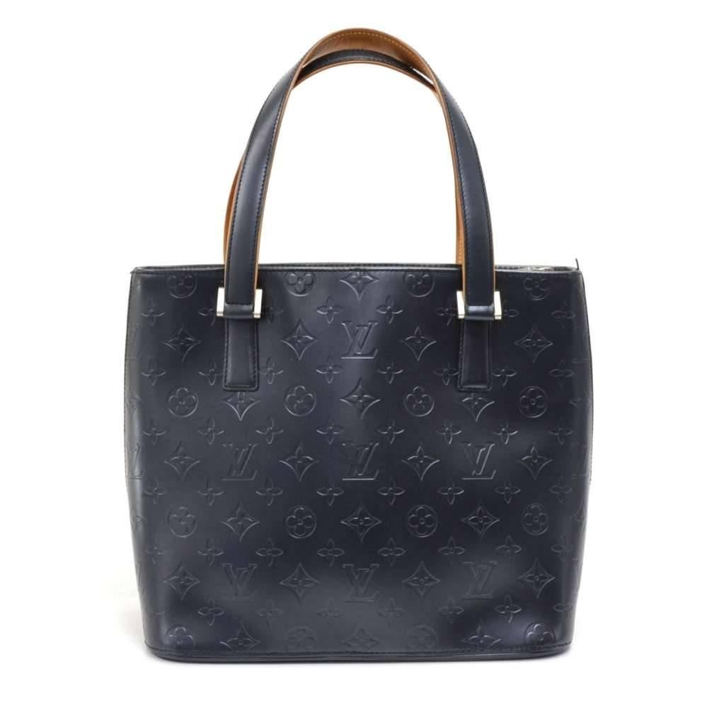 Louis Vuitton Stockton bag in monogram Matt leather. Top closure with zipper. Inside has 3 pockets: 1 open, 1 with zipper and 1 for mobile or glasses. Comfortable to carry in hand or on the shoulder. Very stylish item! SKU: LP256

Made in:
