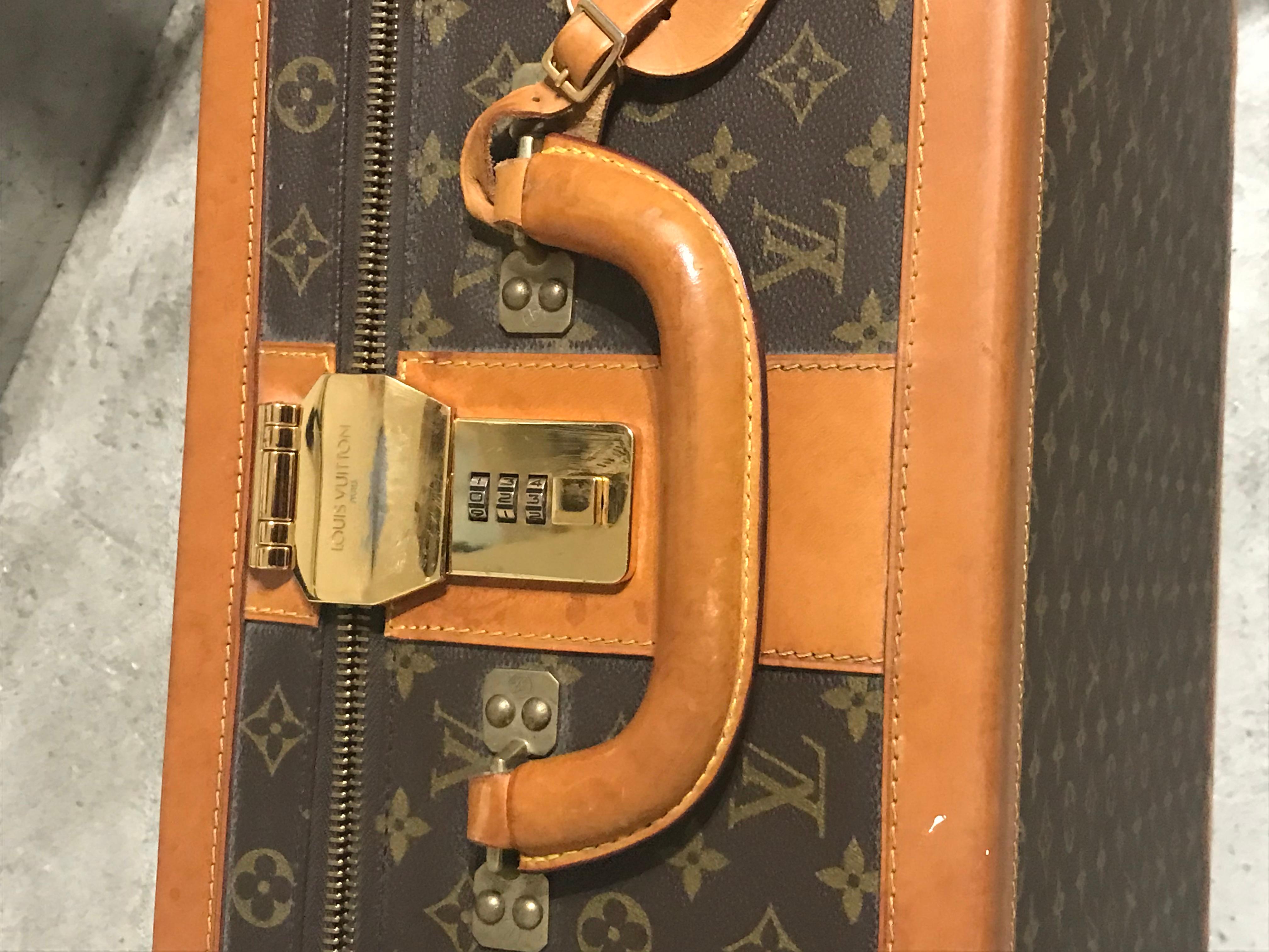 Louis Vuitton stratos 70 suitcase in monogram canvas.
Size 70x46x22 cm
Good vintage condition but presents many signs of wear . Interior however  really clean. Some part of the interior is unglued due to its age ( easy to repair see image 5)
