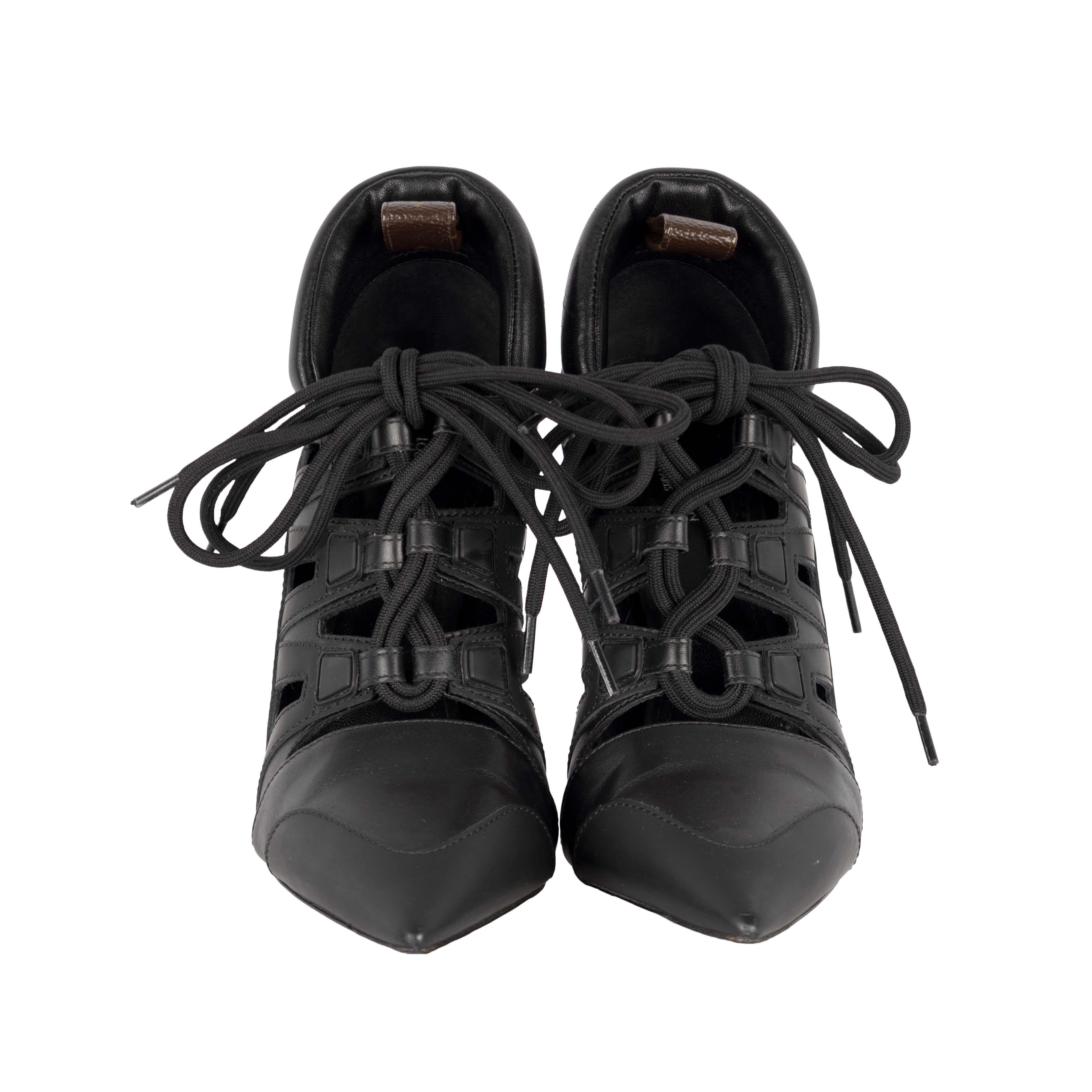 Estos zapatos de salón Louis Vuitton Streamline ofrecen un aspecto único al tiempo que se mantienen fieles al diseño clásico. La inmaculada piel negra se acentúa con un detalle de ribete de malla y se complementa con una puntera puntiaguda y