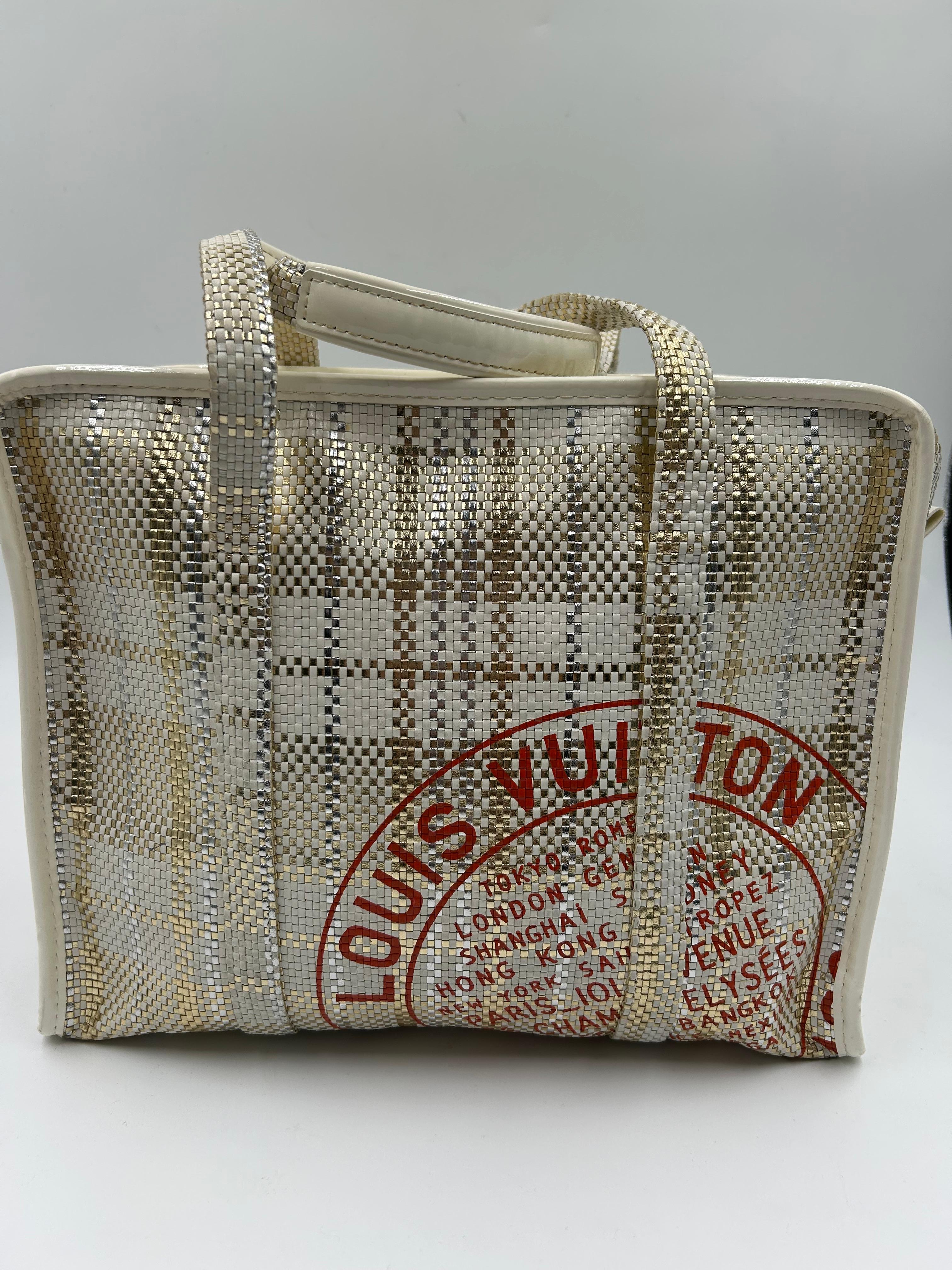 Louis Vuitton Street Shopper Sac fourre-tout en cuir tressé. Le sac fourre-tout Louis Vuitton Street Shopper en cuir tressé est un mélange saisissant de style urbain contemporain et de savoir-faire traditionnel. Ce fourre-tout présente une