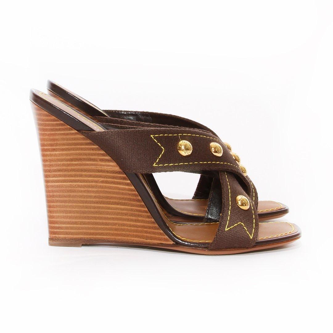 Louis Vuitton Stud Wedge S/S Antigua Collection 2005 In Good Condition In Los Angeles, CA
