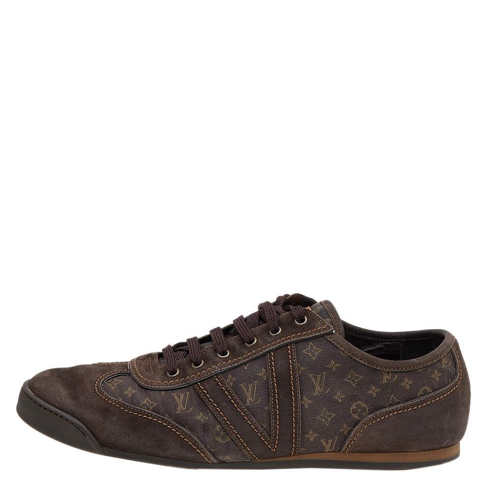 These low-top sneakers from Louis Vuitton are meant for sneaker lovers like you! They have been crafted from suede and the signature Mini Lin monogram canvas and designed with round toes and lace-ups on the vamps. They are complete with comfortable