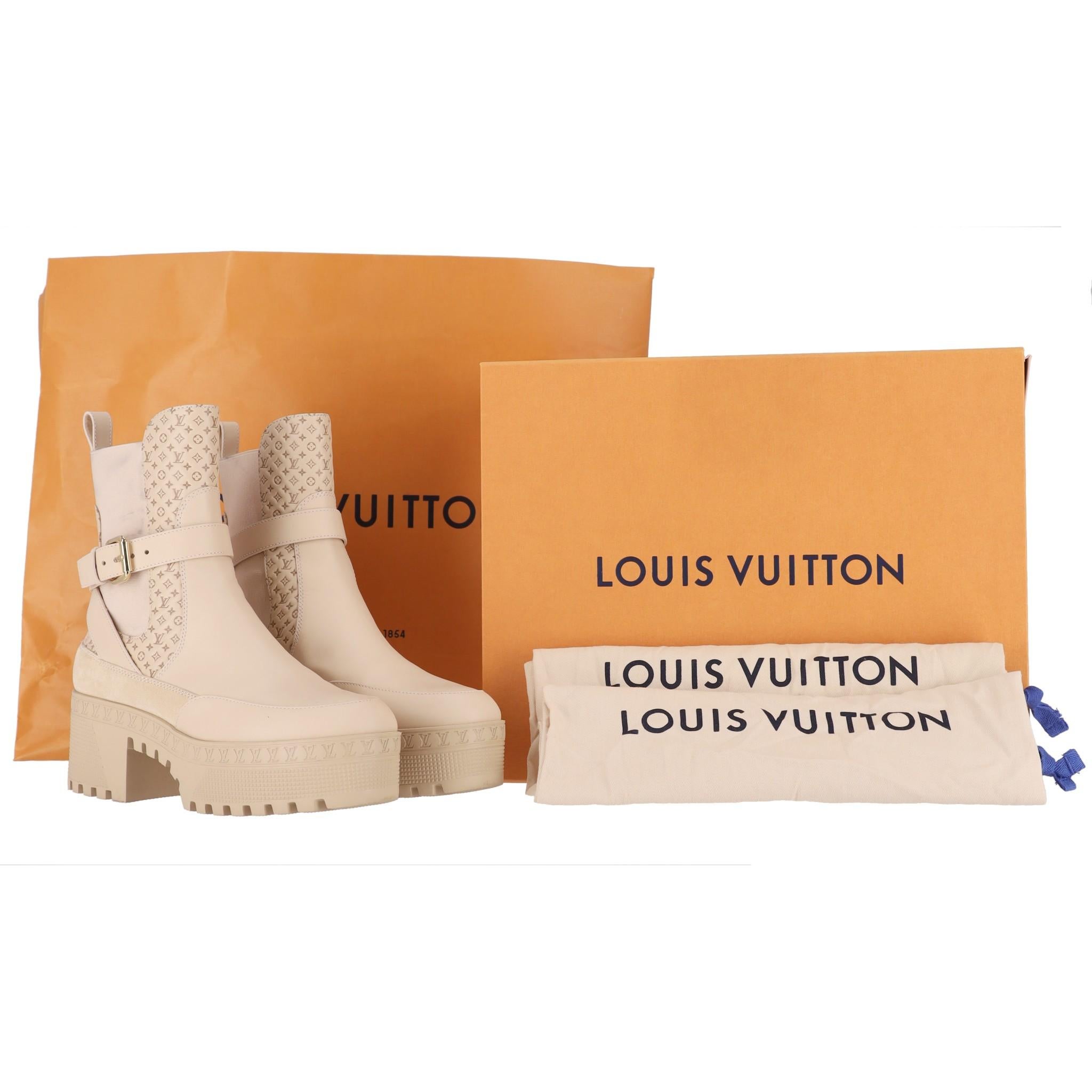 Louis Vuitton - Stivali da deserto in pelle scamosciata con logo 'LV' in rilievo e piattaforma Laureate

 Gli stivaletti sono realizzati in pelle scamosciata beige, con suola e tacco in tela e gomma.

Logo 'LV' e finiture in pelle beige.

Dettaglio