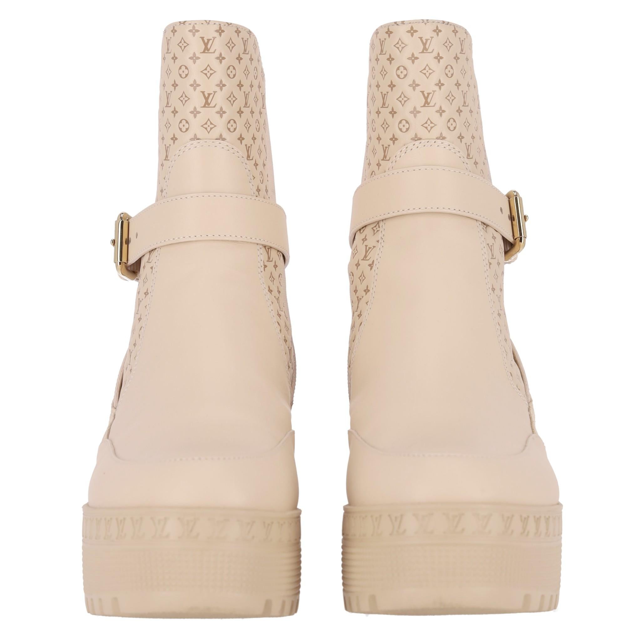 Beige Louis Vuitton - Stivali da deserto con piattaforma Laureate in pelle scamosciata con logo e logo in rilievo in vendita