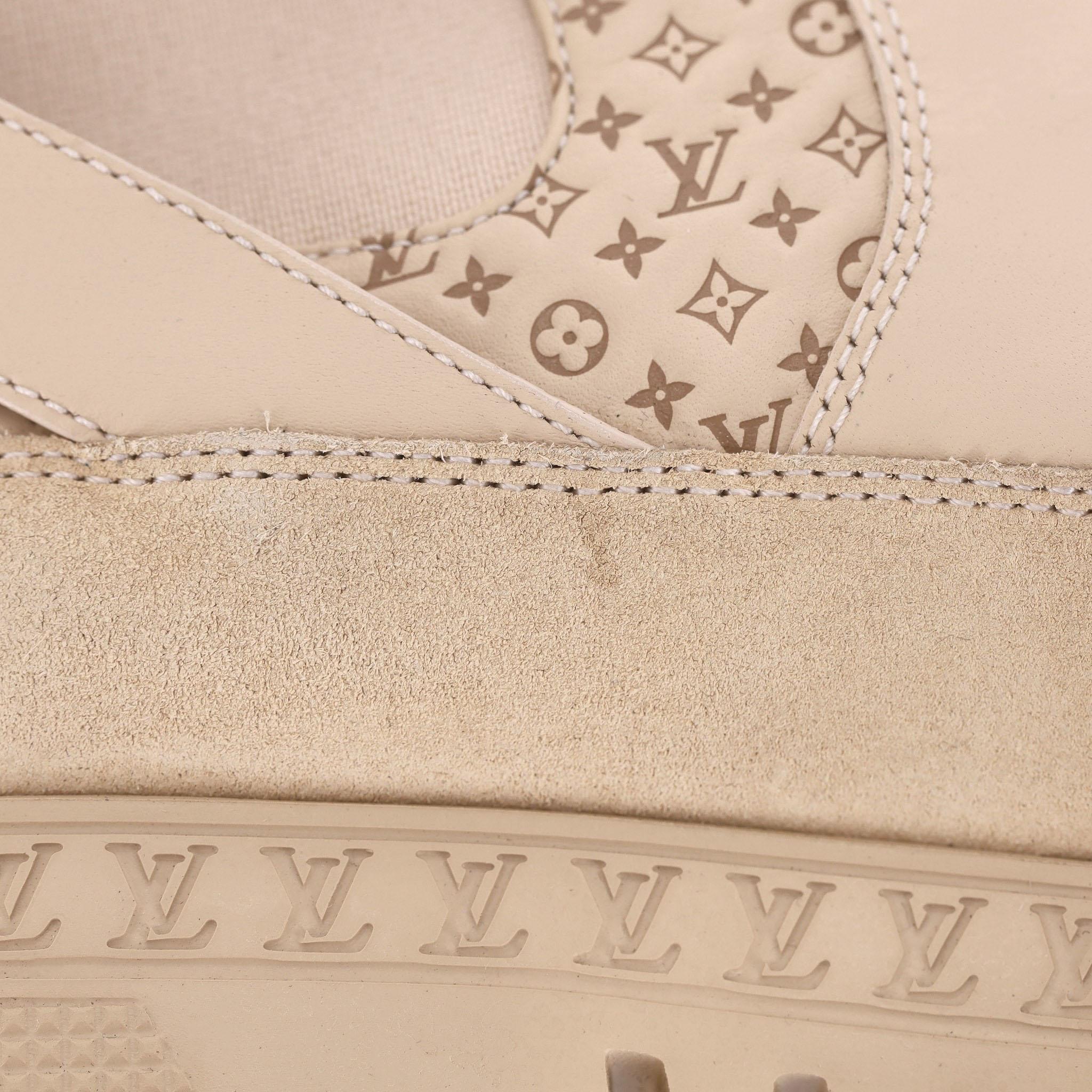 Louis Vuitton - Stivali da deserto con piattaforma Laureate in pelle scamosciata con logo e logo in rilievo in vendita 3