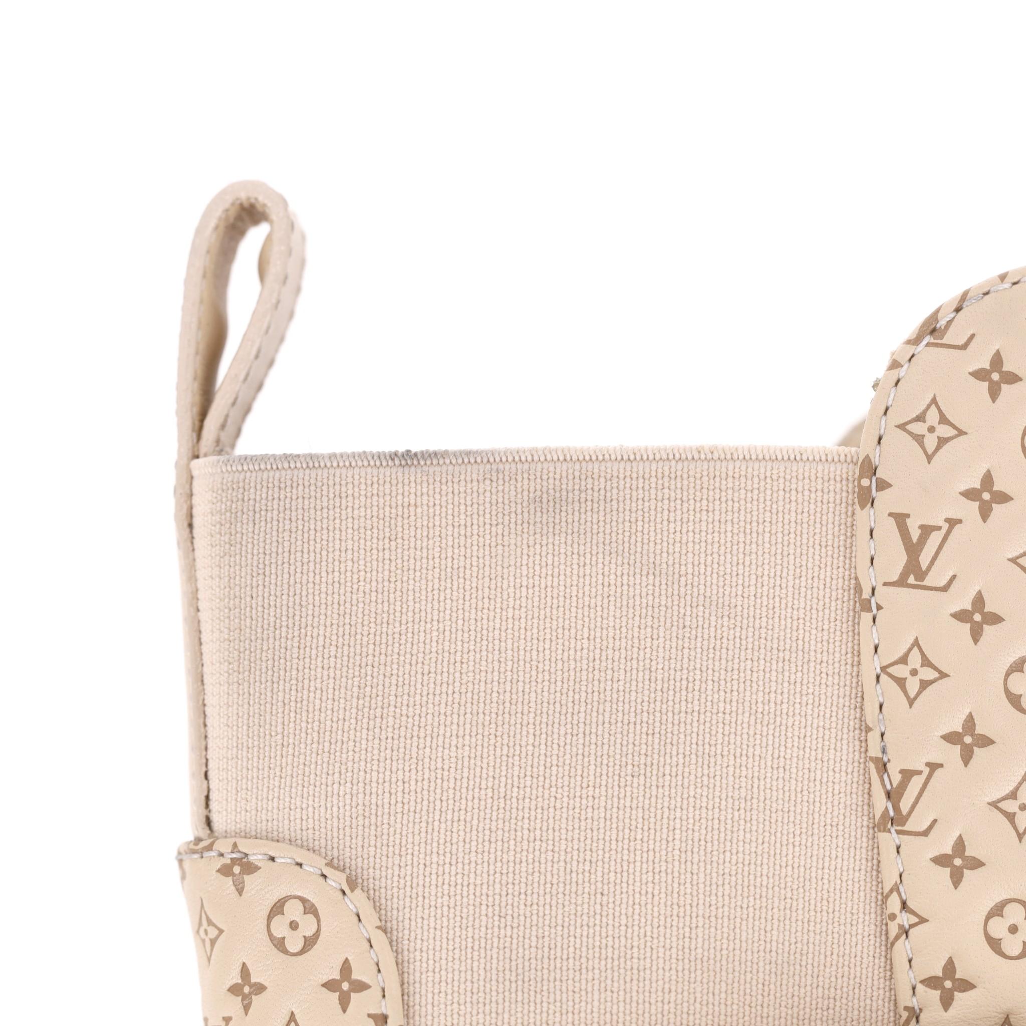 Louis Vuitton - Stivali da deserto con piattaforma Laureate in pelle scamosciata con logo e logo in rilievo in vendita 4