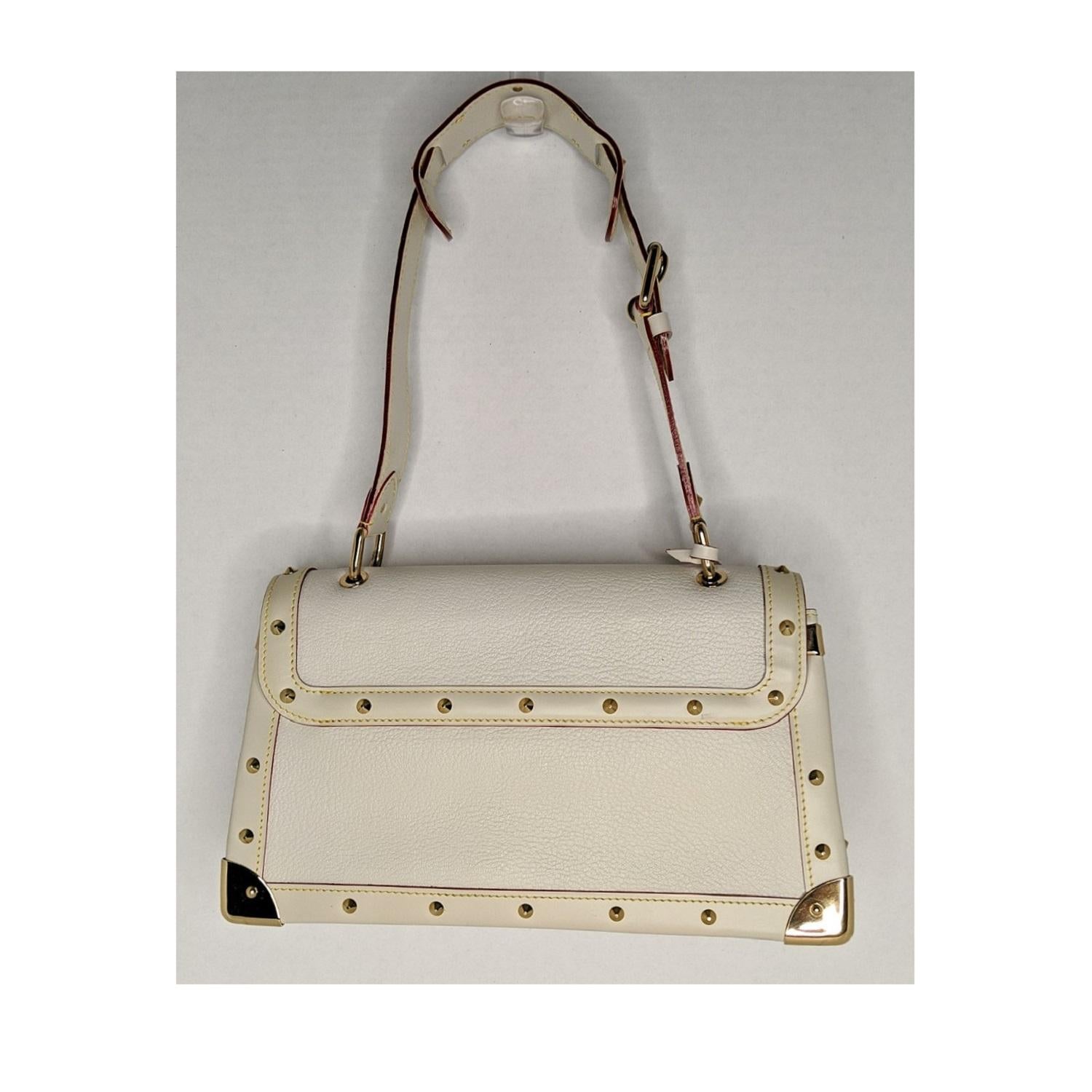 Louis Vuitton Le Talentueux Tasche aus cremefarbenem Suhail-Ziegenleder mit Messingbeschlägen:: einem einzelnen flachen Schulterriemen:: Dornverzierungen auf der gesamten Außenseite:: Schutzfüßen am Boden:: taubengrauem Jacquard-Futter:: einer