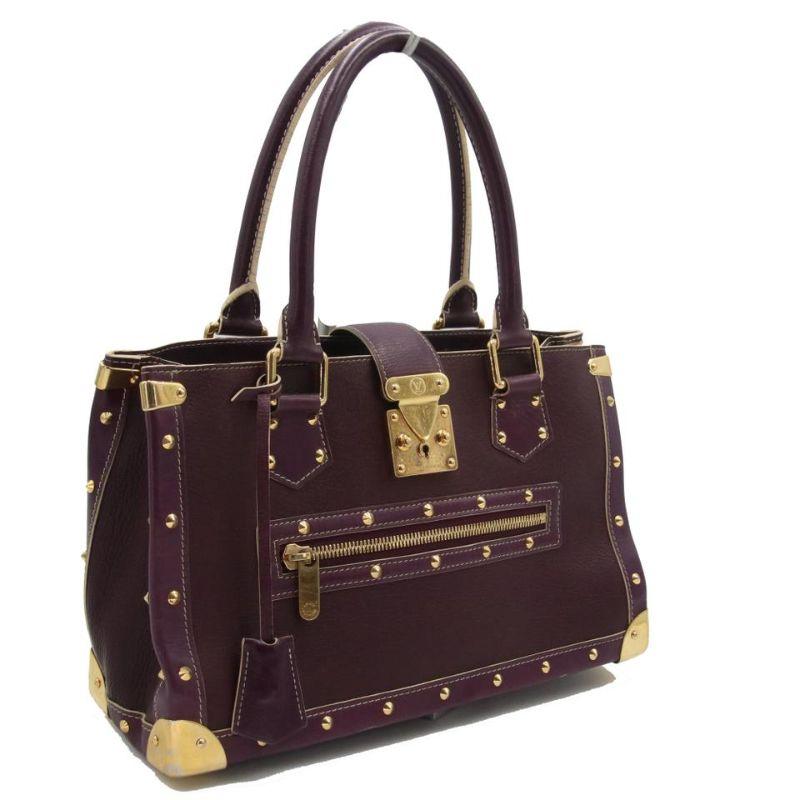 Louis Vuitton Suhali Monogram MM Goat Leather Le Fabuleux Stachel LV-1029P-0008

This Louis Vuitton Aubergine Suhali Le Fabuleux is a stunning bag that features a structured yet elegant shape. It is made of the finest hand-selected goat leather and