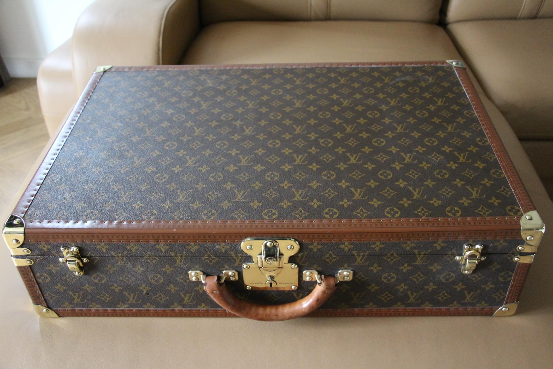 This very nice all original Louis Vuitton monogram suitcase features all solid brass fittings, solid brass LV stamped main lock and clasps. Its trims are marked Louis Vuitton all around. its trims It has got a very comfortable round leather handle,