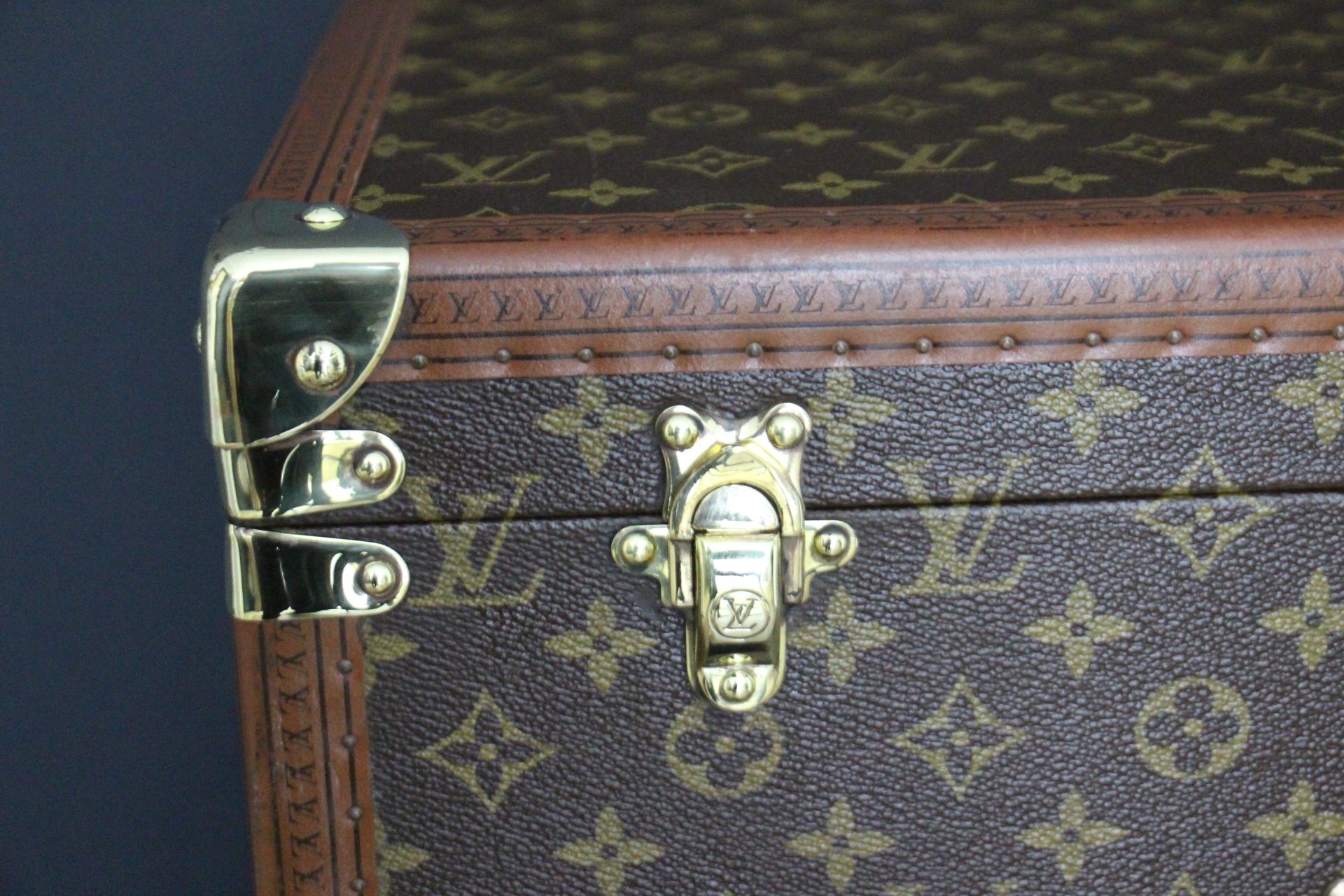 This very nice all original Louis Vuitton monogram suitcase features all solid brass fittings, solid brass LV stamped main lock and clasps. Its trims are marked Louis Vuitton all around. It has got a very comfortable round leather handle, gently
