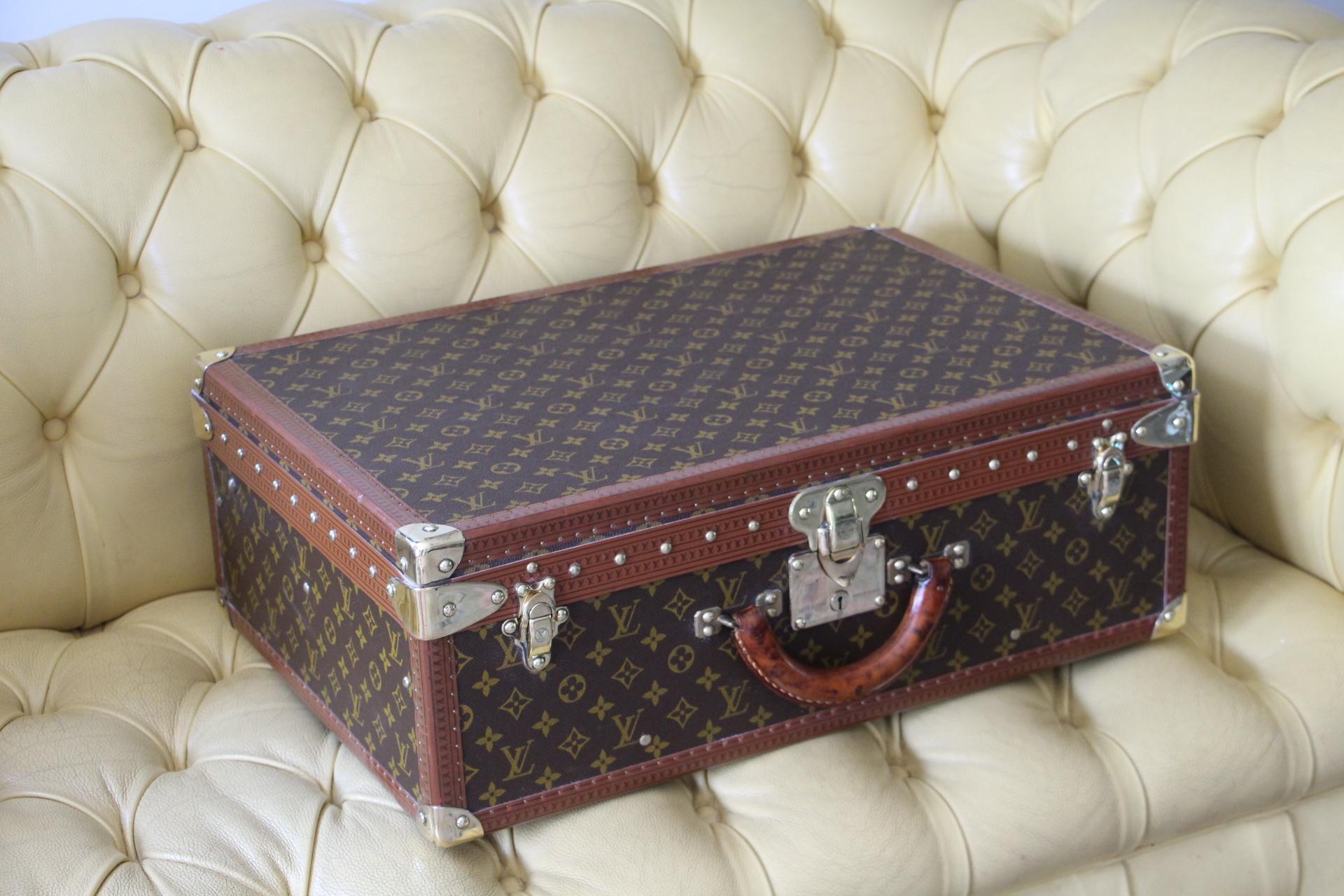 Magnificent Louis Vuitton Alzer monogramm suitcase.
All Louis Vuitton stamped solid brass fittings: locks, clasps and studs.
Superb interior, all original with its removable tray, its Louis Vuitton label and its serial number. There is a couple of