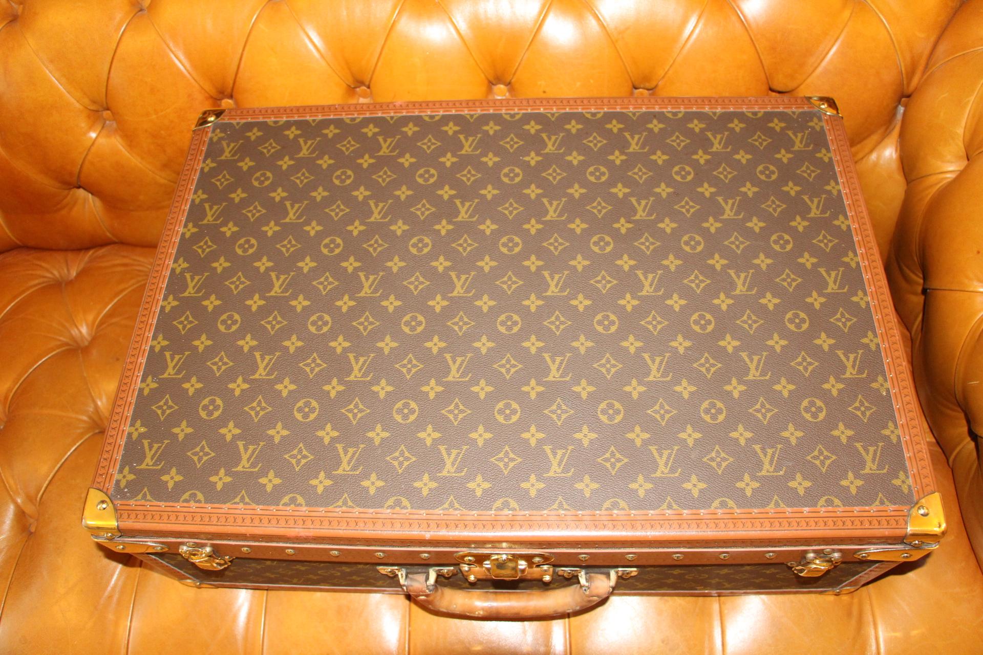 Magnificent Louis Vuitton Alzer monogramm suitcase. 
All Louis Vuitton stamped solid brass fittings: locks, clasps and studs.Serial number on main lock.
Very nice interior, fresh and clean,no smell,all original.

Dimensions : 65 cm x 45 cm and 22 cm