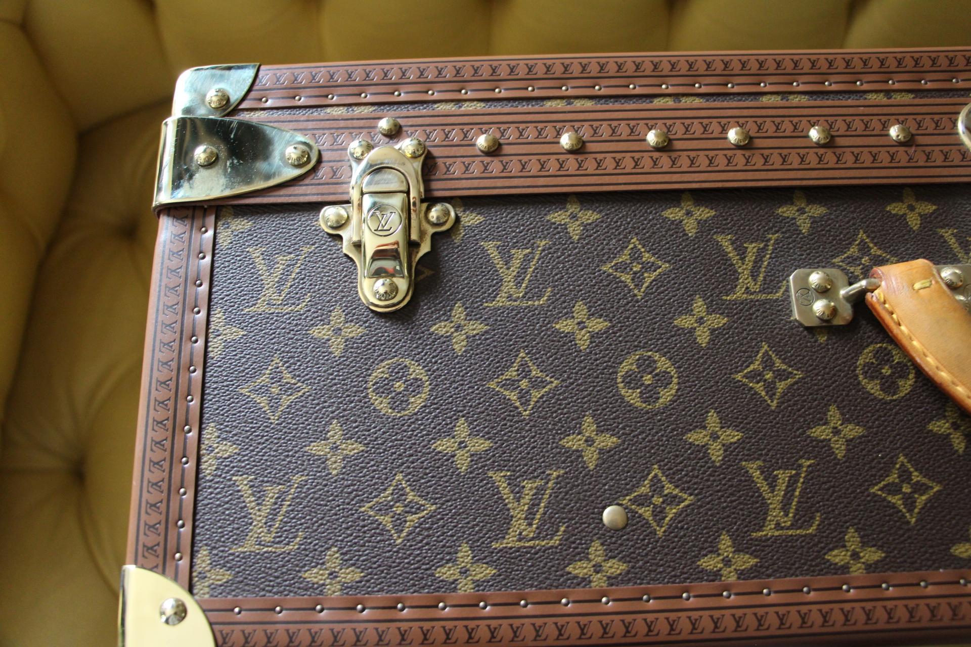 This is a magnificent Louis Vuitton Alzer monogramm suitcase. It features 
all Louis Vuitton stamped solid brass fittings: locks, clasps and studs.
It has got a large and comfortable all leather handle as well as its original name tag holder in