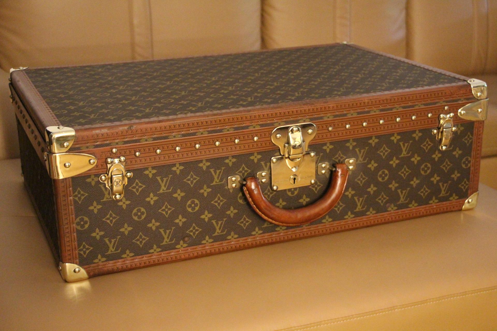 This is a magnificent Louis Vuitton Alzer monogramm suitcase. It features 
all Louis Vuitton stamped solid brass fittings: locks, clasps and studs.Its trim is stamped LV everywhere too.
It has got a large and comfortable all leather handle .
As to