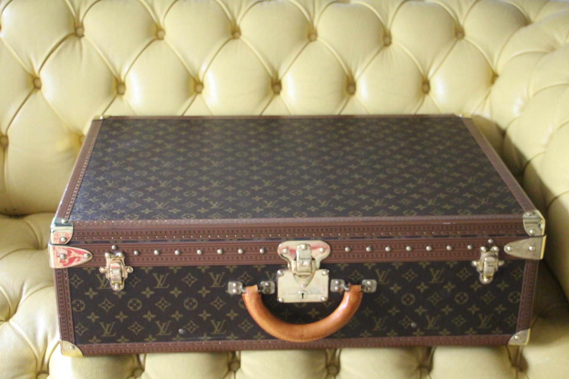 Magnificent Louis Vuitton Alzer monogramm suitcase.
All Louis Vuitton stamped solid brass fittings: locks, clasps and studs.
Superb interior, all original with its removable tray, its Louis Vuitton label and its serial number. Clean and no