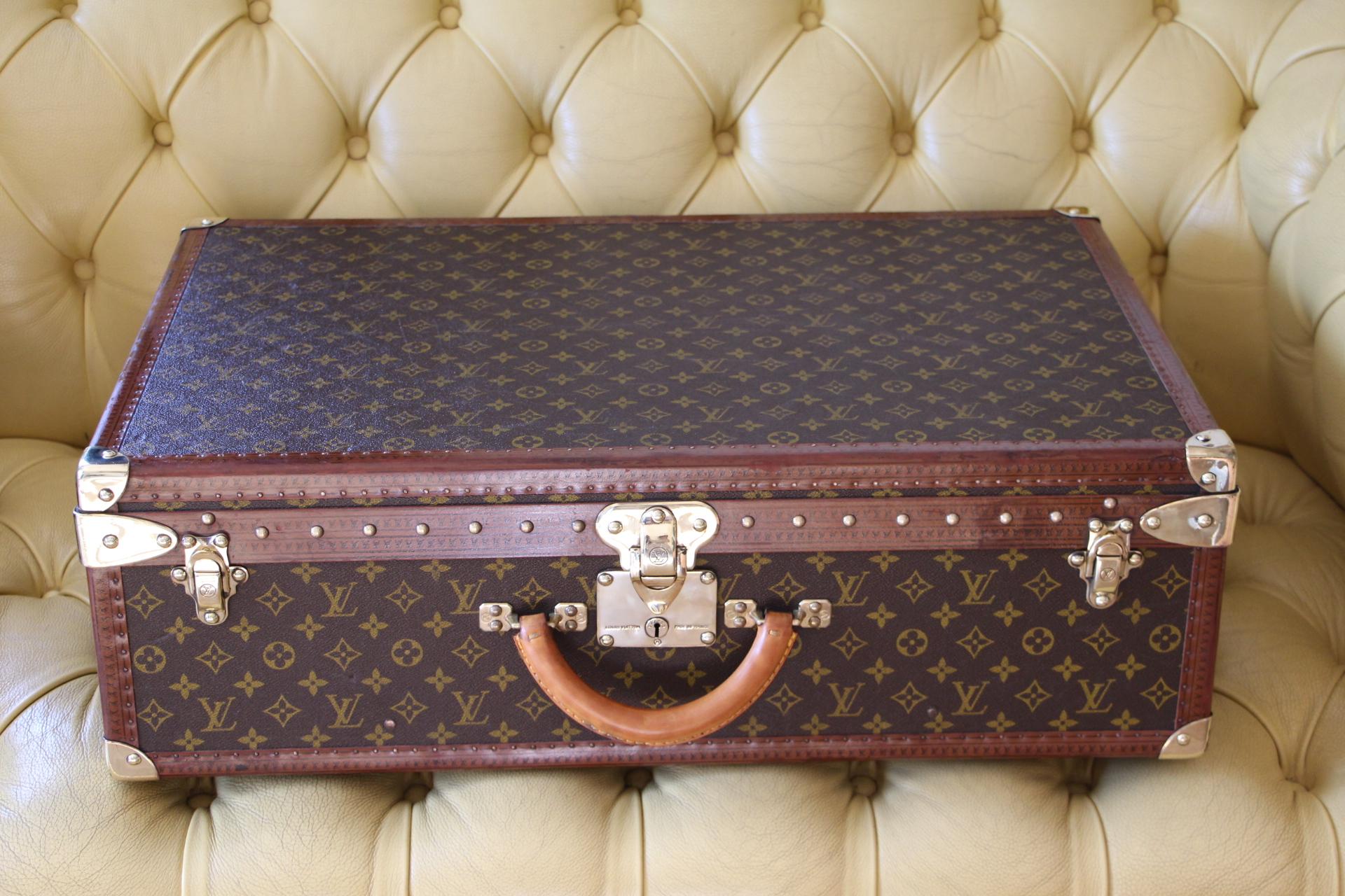 This is a magnificent Louis Vuitton Alzer monogramm suitcase. It features 
all Louis Vuitton stamped solid brass fittings: locks, clasps and studs.
It has got a large and comfortable all leather handle .
As to its interior, it is in very good