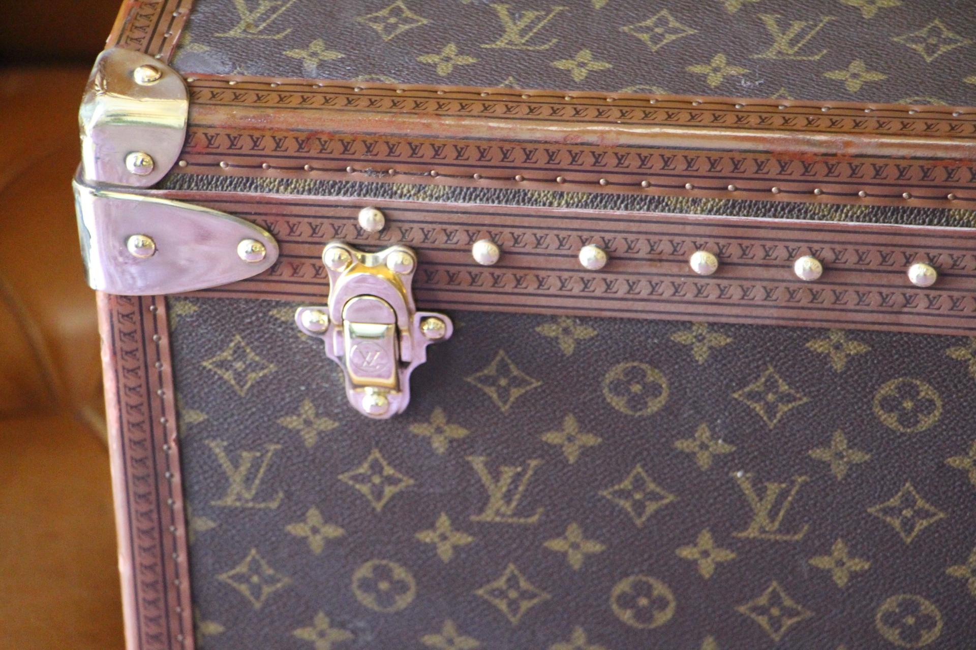 Magnificent Louis Vuitton Alzer monogramm suitcase. This 80 cm suitcase is the largest one made by Louis Vuitton.
All Louis Vuitton stamped solid brass fittings: locks, clasps and studs.It comes with its original LV leather name holder and its