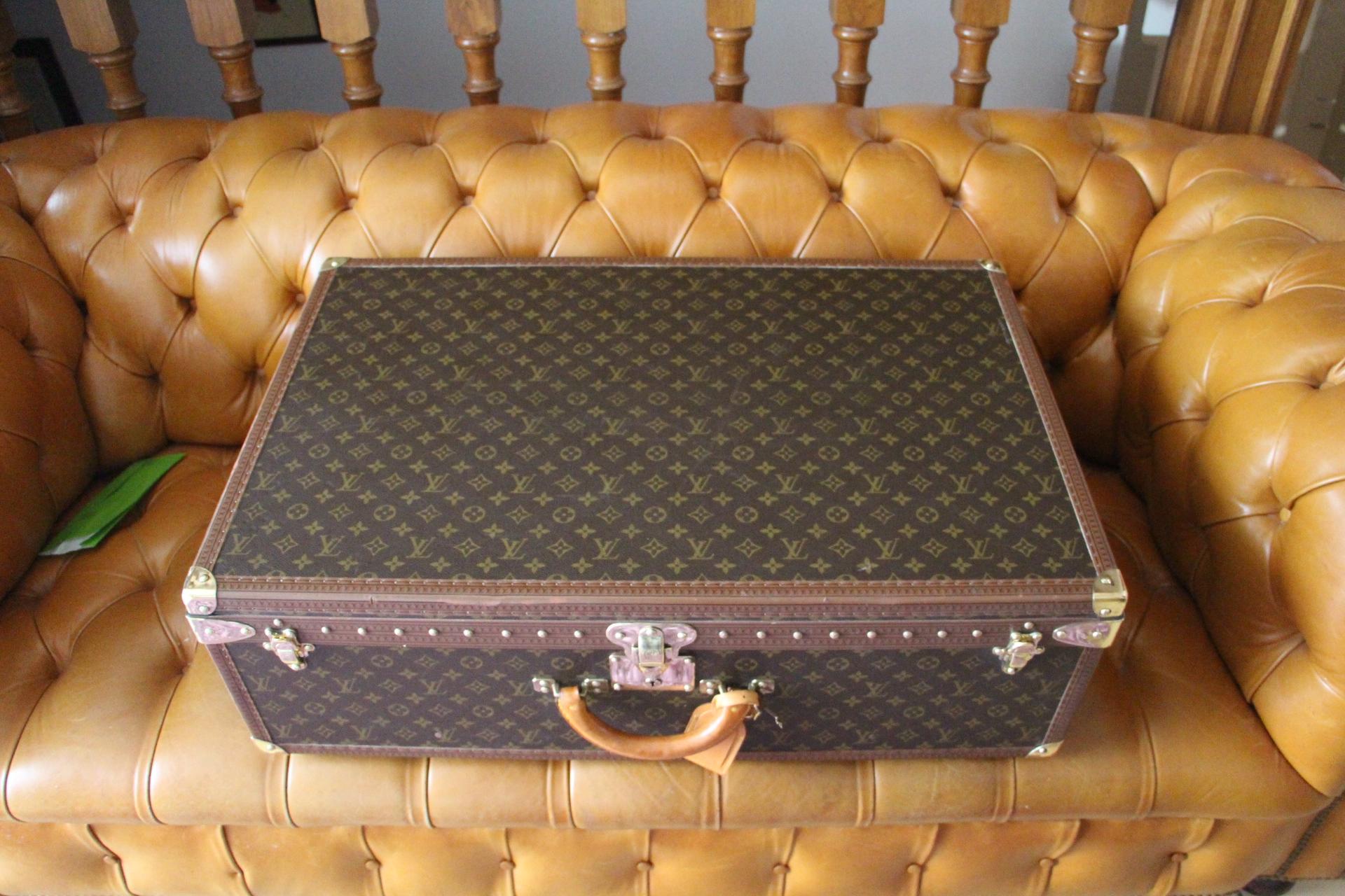 Magnificent Louis Vuitton Alzer monogramm suitcase. This 80 cm suitcase is the largest one made by Louis Vuitton.
All Louis Vuitton stamped solid brass fittings: locks, clasps and studs.It comes with its original LV leather name holder and its