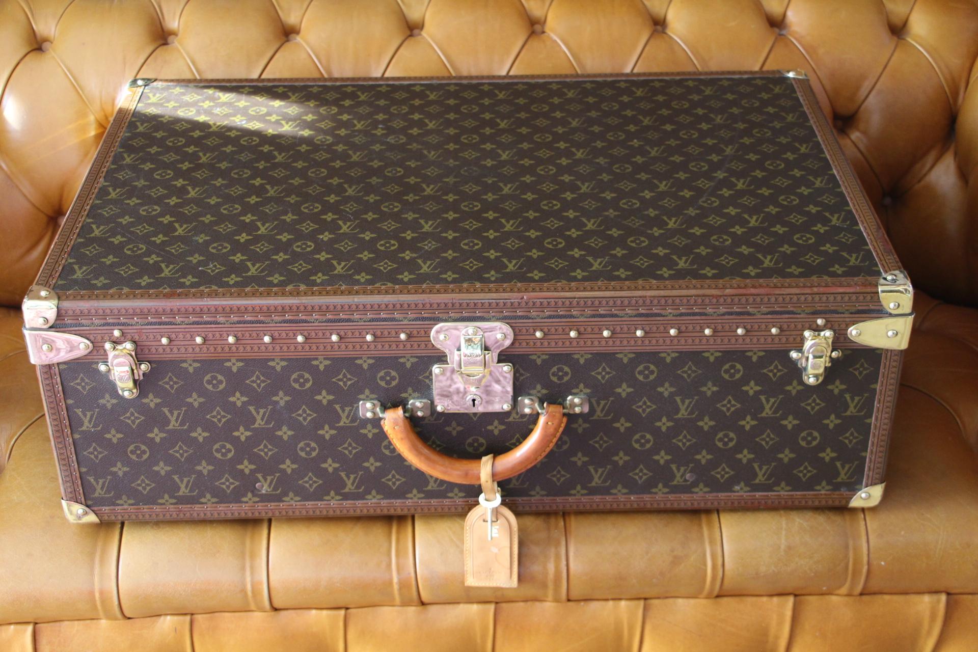 Magnificent Louis Vuitton Alzer monogramm suitcase. This 80 cm suitcase is the largest one made by Louis Vuitton.
All Louis Vuitton stamped solid brass fittings: locks, clasps and studs.It comes with its original LV leather name holder and its