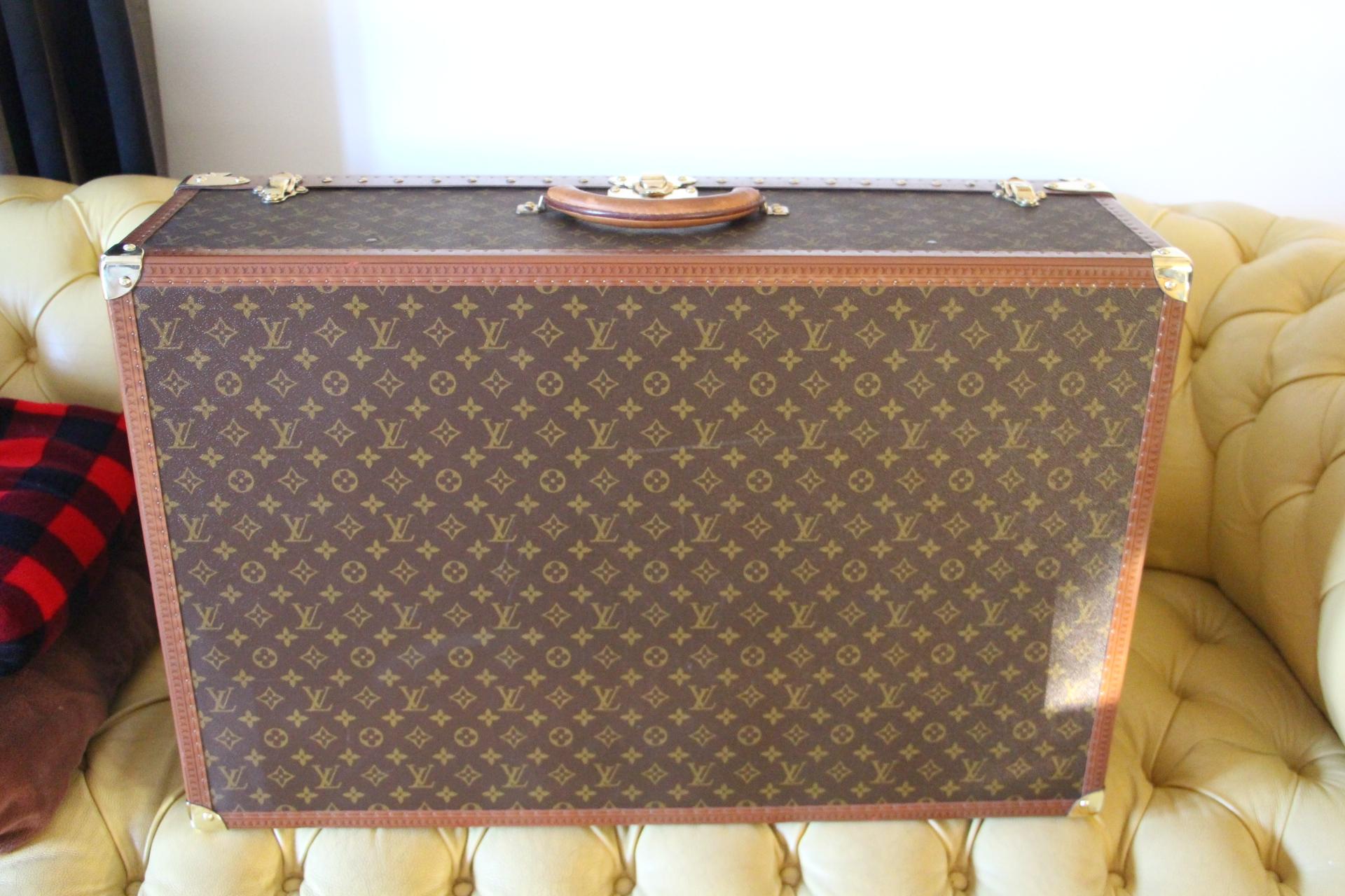 Magnificent Louis Vuitton Alzer monogramm suitcase. This 80 cm suitcase is the largest one made by Louis Vuitton.
All Louis Vuitton stamped solid brass fittings: lock, clasps and studs.
Very nice interior, fresh and clean,no smell,all original with