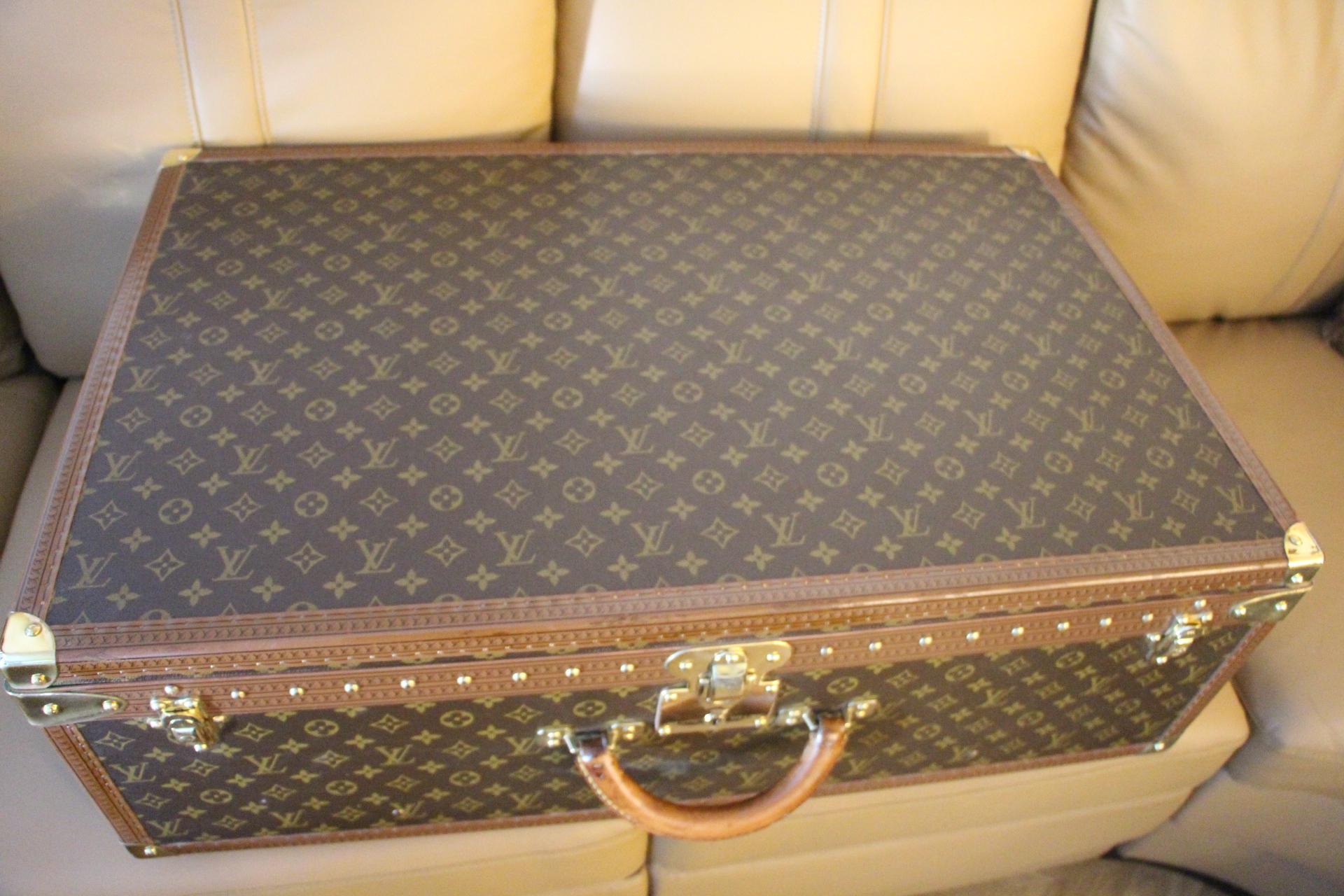 Magnificent Louis Vuitton Alzer monogramm suitcase. This 80 cm suitcase is the largest one made by Louis Vuitton.
All Louis Vuitton stamped solid brass fittings: lock, clasps and studs.
Very nice interior, fresh and clean,no smell,all original with