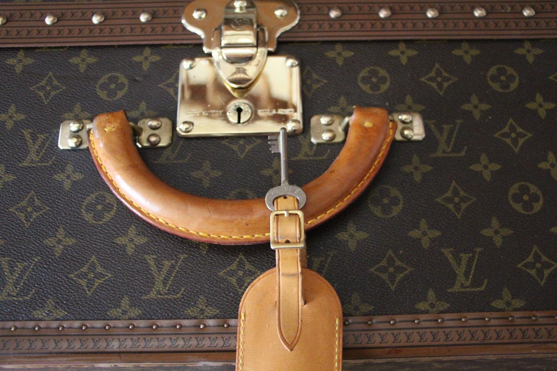 Louis Vuitton Suitcase, Alzer 80 Louis Vuitton Suitcase, Large Vuitton Suitcase In Excellent Condition In Saint-ouen, FR