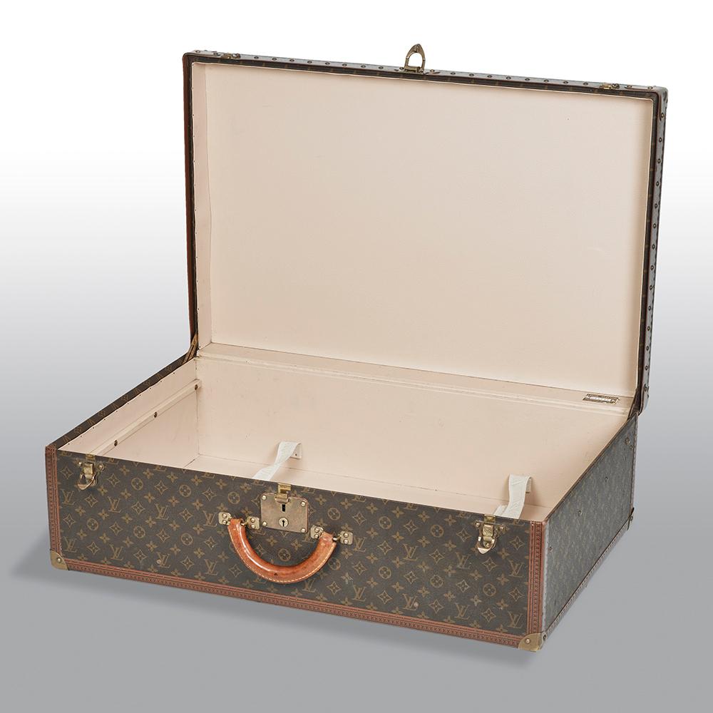La valise Alzer est un symbole de richesse et de commodité. C'est aussi un symbole du voyage traditionnel de Louis Vuitton. Cette valise a été produite pendant plusieurs décennies, et reste l'une des pièces de bagage de luxe les plus recherchées. Le