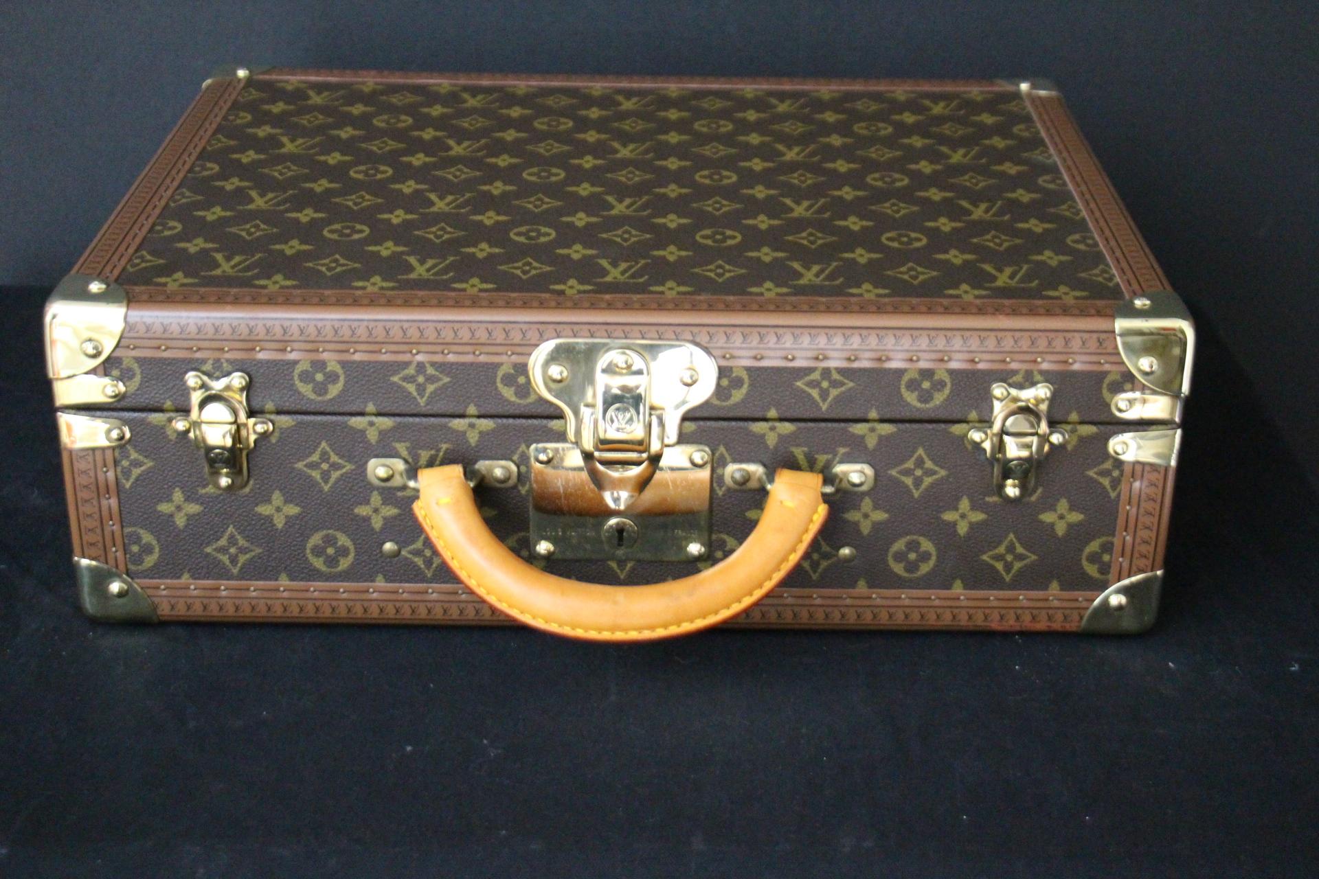 This is a magnificent Louis Vuitton Cotteville 45 cm monogramm suitcase. It features 
all Louis Vuitton stamped solid brass fittings: locks, clasps and studs.Its trim is stamped LV everywhere too.
It has got a large and comfortable all leather