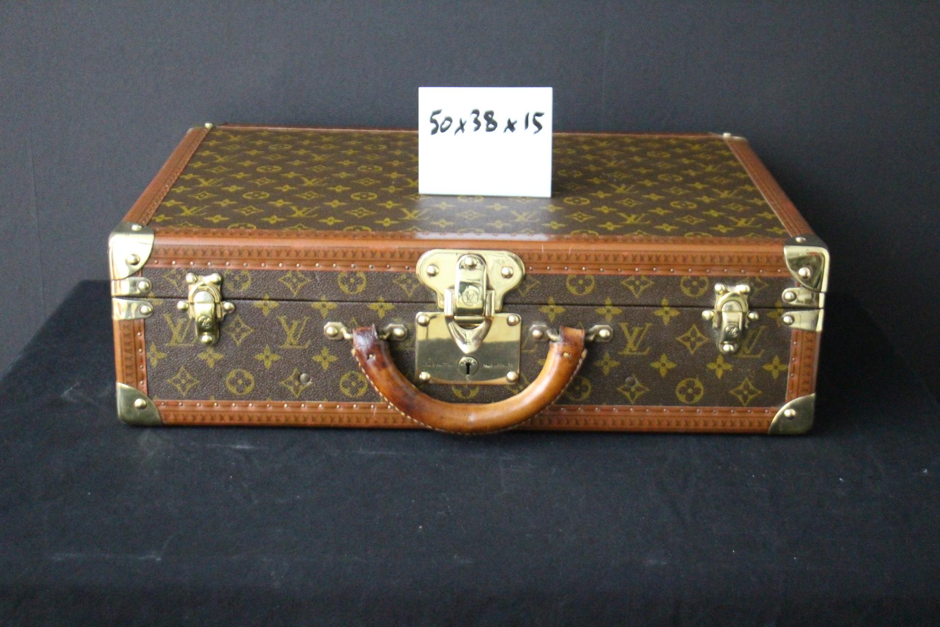 This is a magnificent Louis Vuitton Cotteville 50 monogramm suitcase. It features 
all Louis Vuitton stamped solid brass fittings: locks, clasps and studs.Its trim is stamped LV everywhere too.
It has got a large and comfortable all leather handle