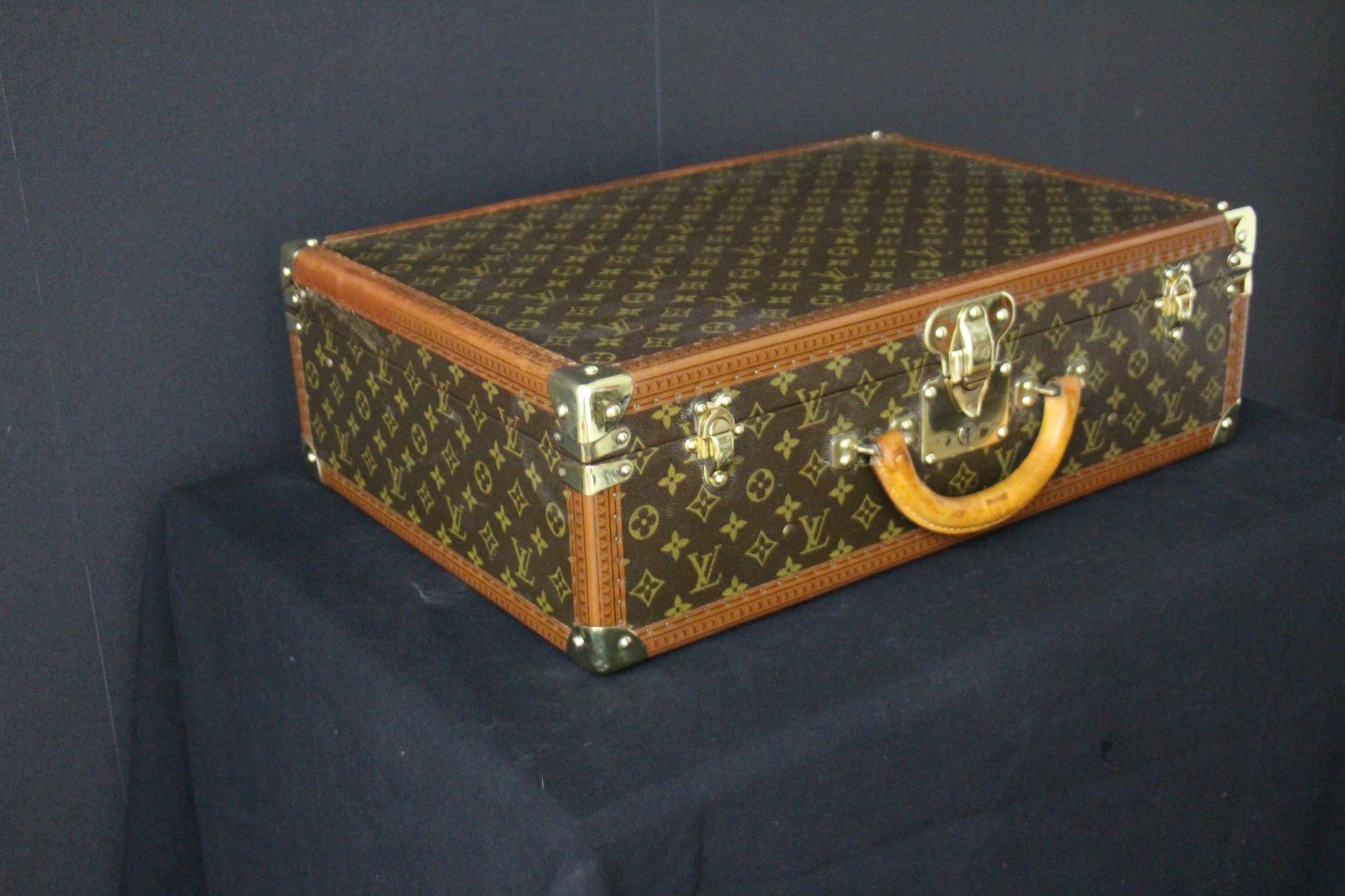 This is a magnificent Louis Vuitton Cotteville 55 monogramm suitcase. It features 
all Louis Vuitton stamped solid brass fittings: locks, clasps and studs.Its trim is stamped LV everywhere too.
It has got a large and comfortable all leather handle