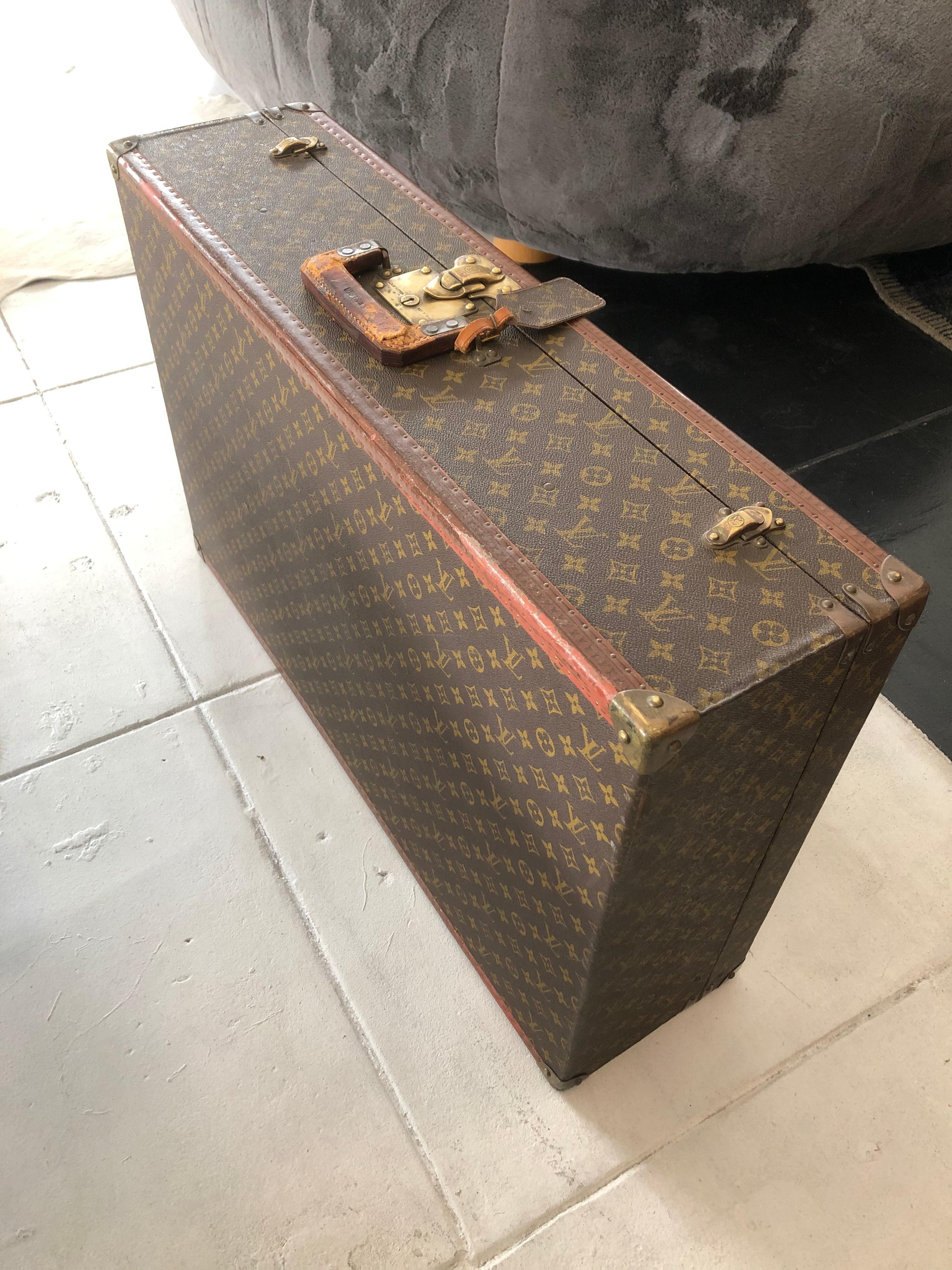 Louis Vuitton suitcase in LV monogram pattern with lozine trim, original brass corners and hardware. Perfect condition with original leather lining, and internal straps, 1948.
Dimensions:
8.5