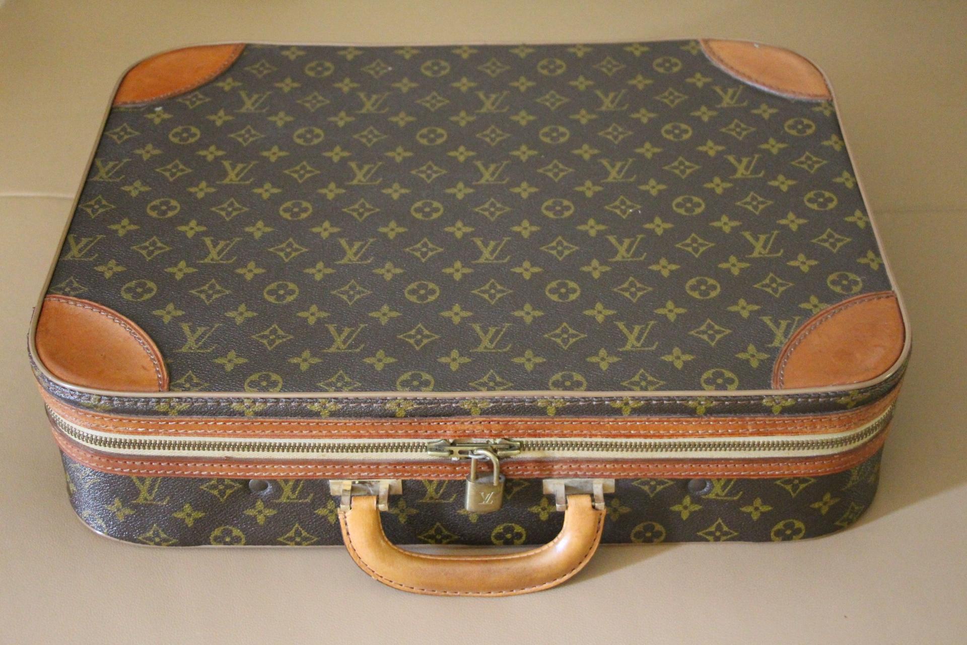 This is a magnificent semi rigid Louis Vuitton monogramm suitcase. All its frame is rigid as its main 2 sides are soft canvas.It closes thanks to its 2 zips very softly and effortless
It has got a large and comfortable all leather handle .
As to its