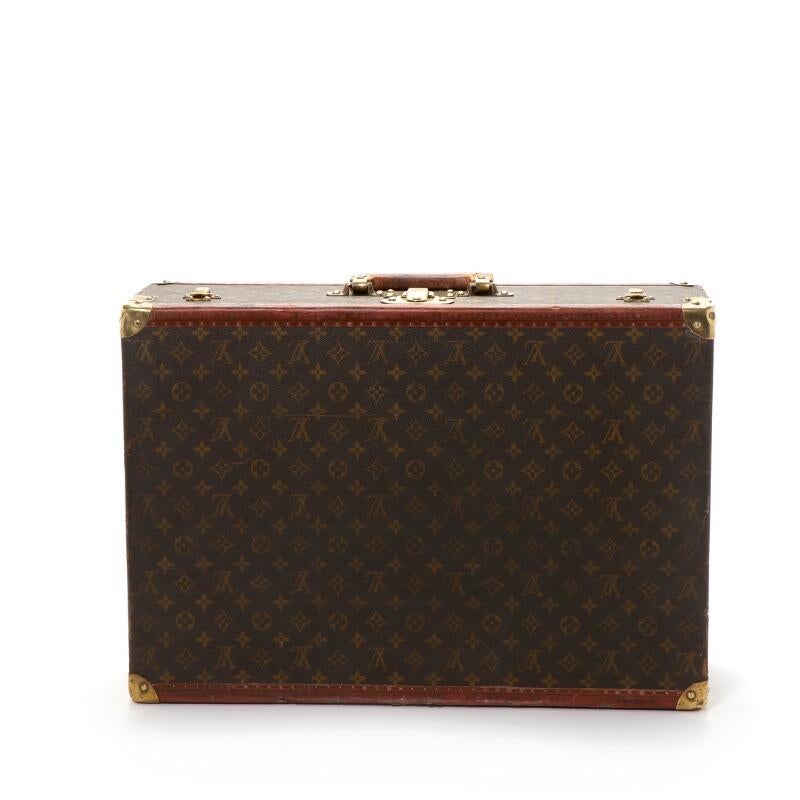 Louis Vuitton: suitcase of monogram canvas with brass hardware, leather trimmings and a leather Handel. Measures: 60 × 40 x 20 cm.

Free shipping.