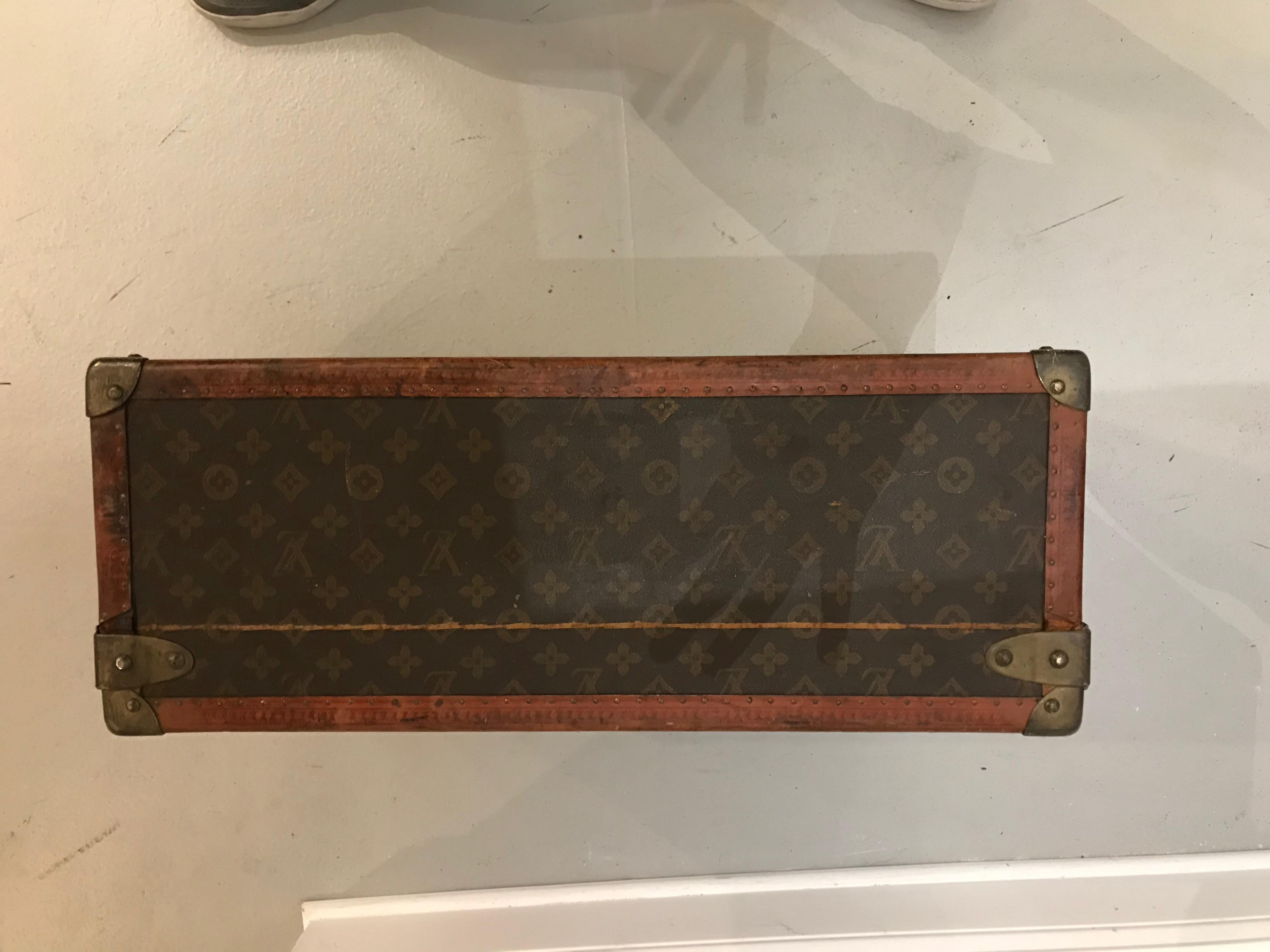 Malle de valise Louis Vuitton avec clé en vente 9