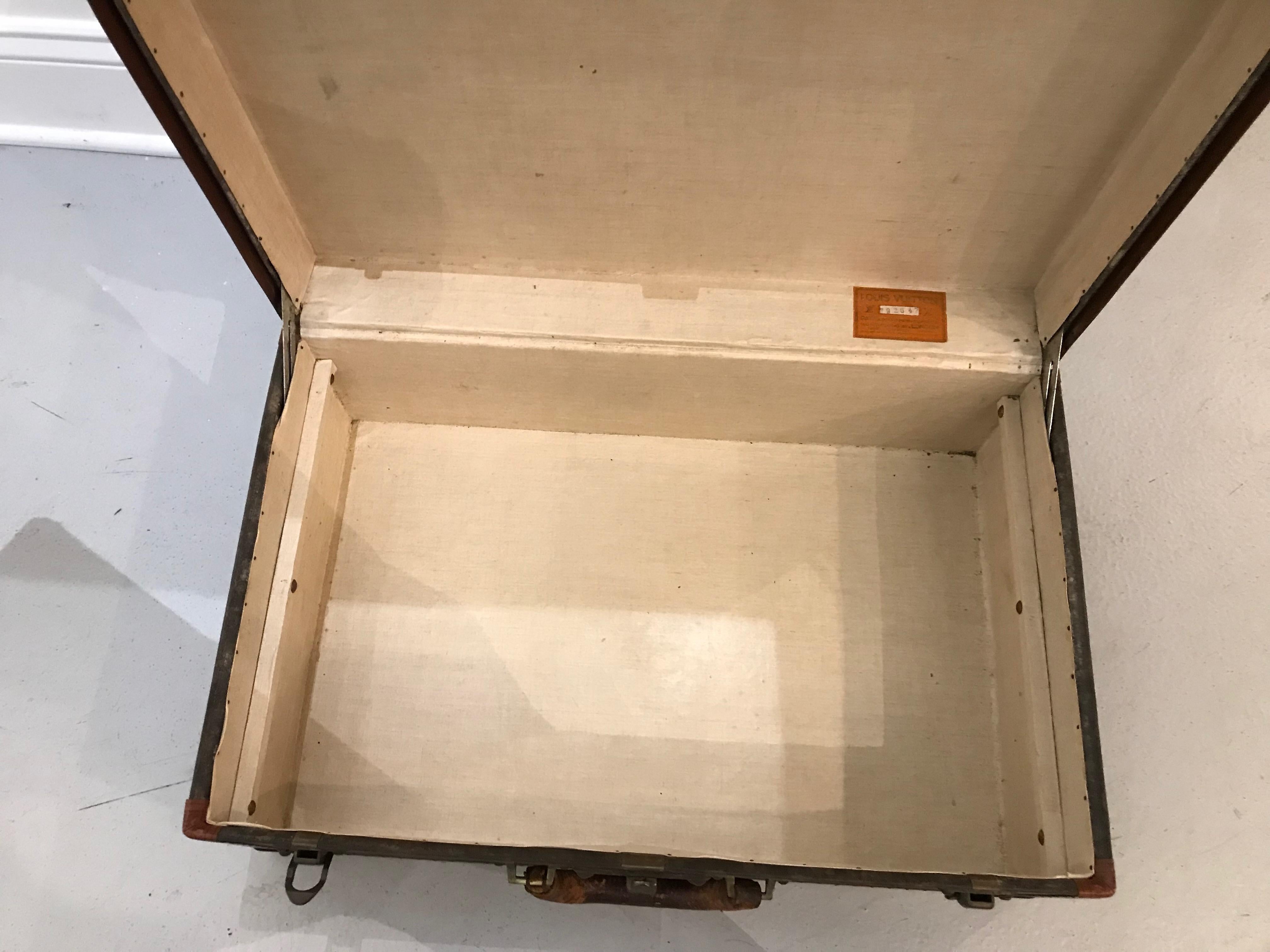 Malle de valise Louis Vuitton avec clé en vente 14