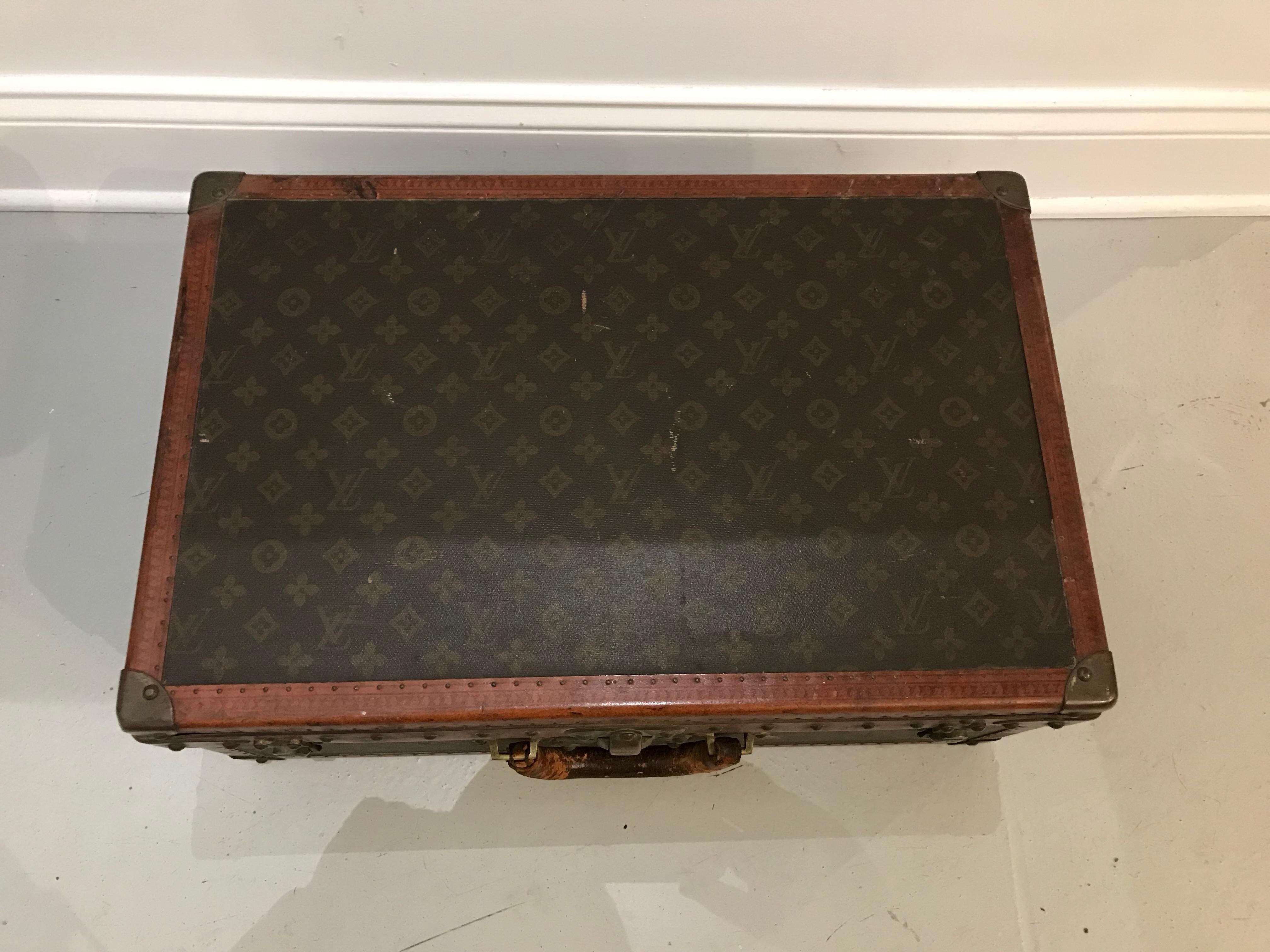 Malle de valise Louis Vuitton avec clé en vente 3