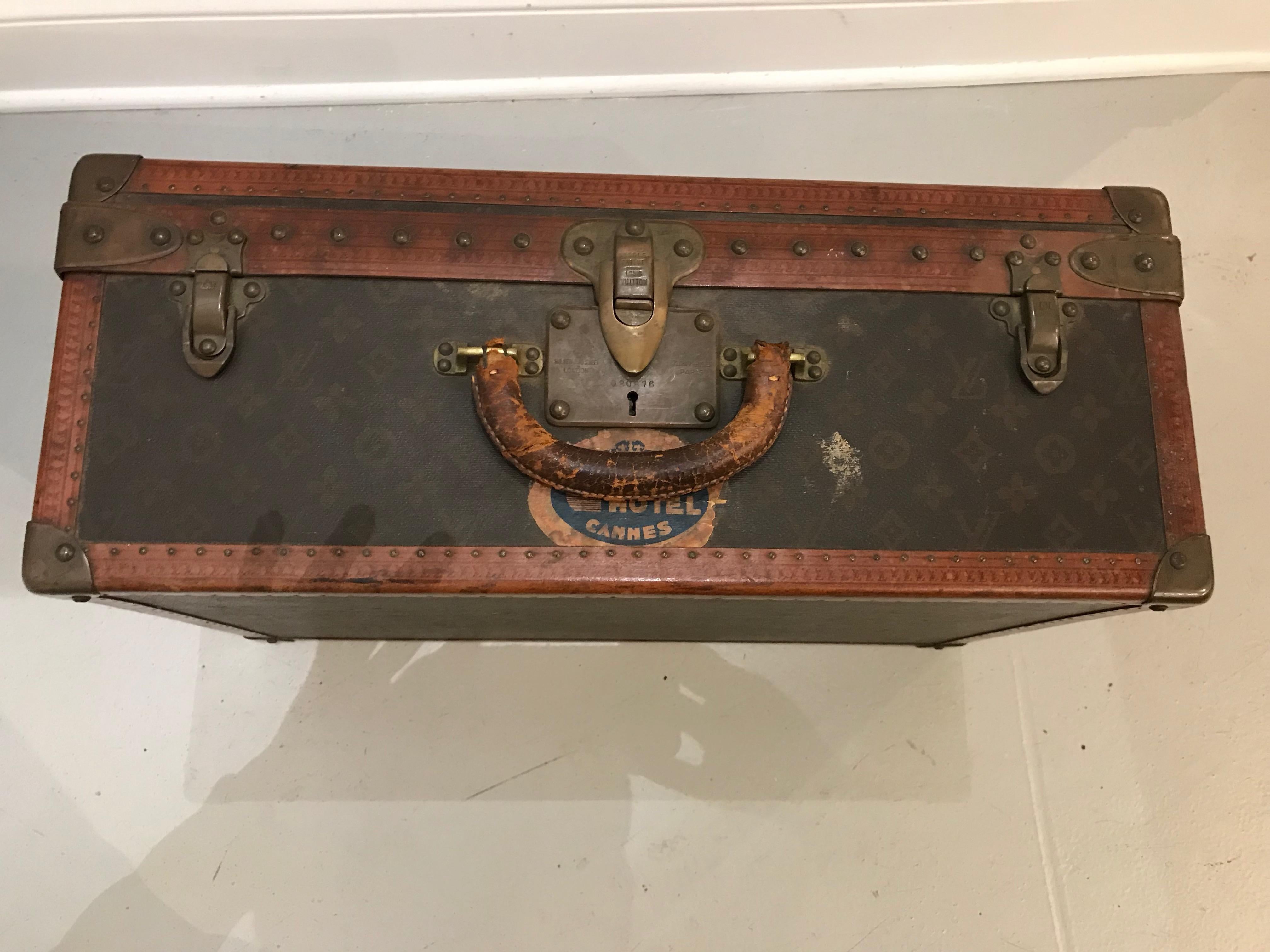 Malle de valise Louis Vuitton avec clé en vente 4