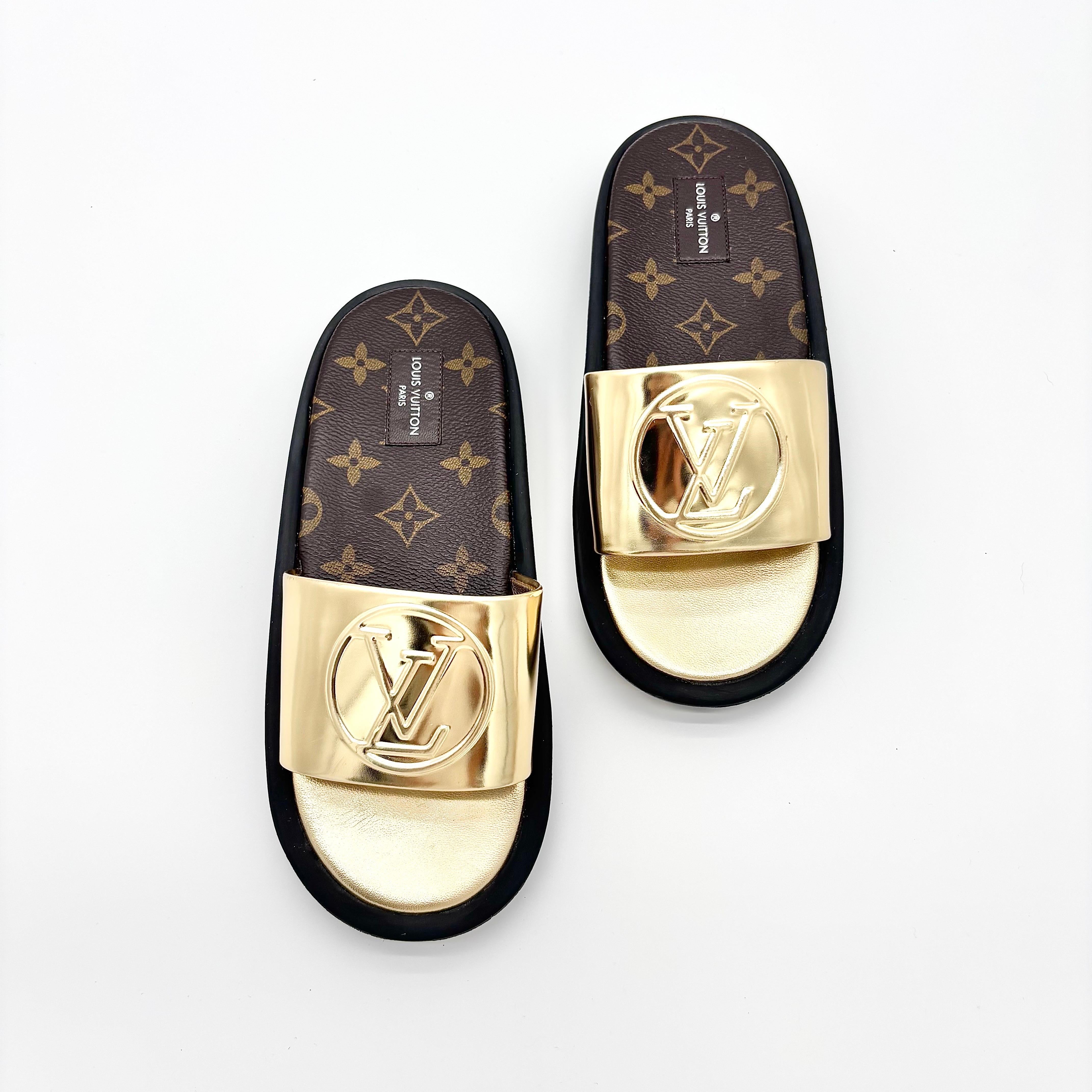 Louis Vuitton Monogram Sunbath Pool Scivoli Mules
Colore Multi
Taglia 36EU
Suola in gomma
Stampa LV sulla soletta e grande monogramma LV sulla tomaia.
Tacco piatto
Punta tonda

Segni di normale usura, buone condizioni generali 

lusso, lux,
