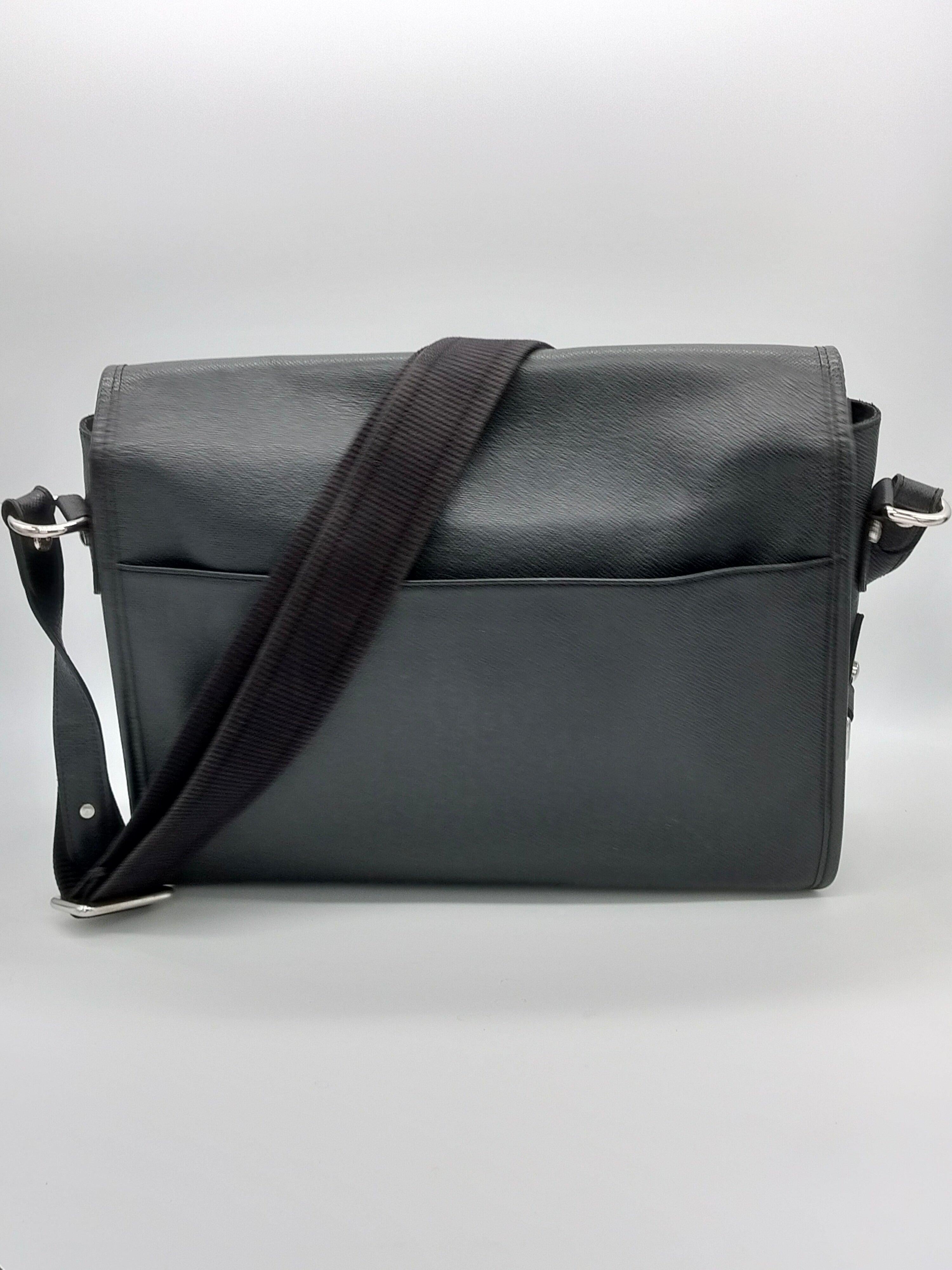 Louis Vuitton Taiga Alexei Messenger Bag - '00s 1