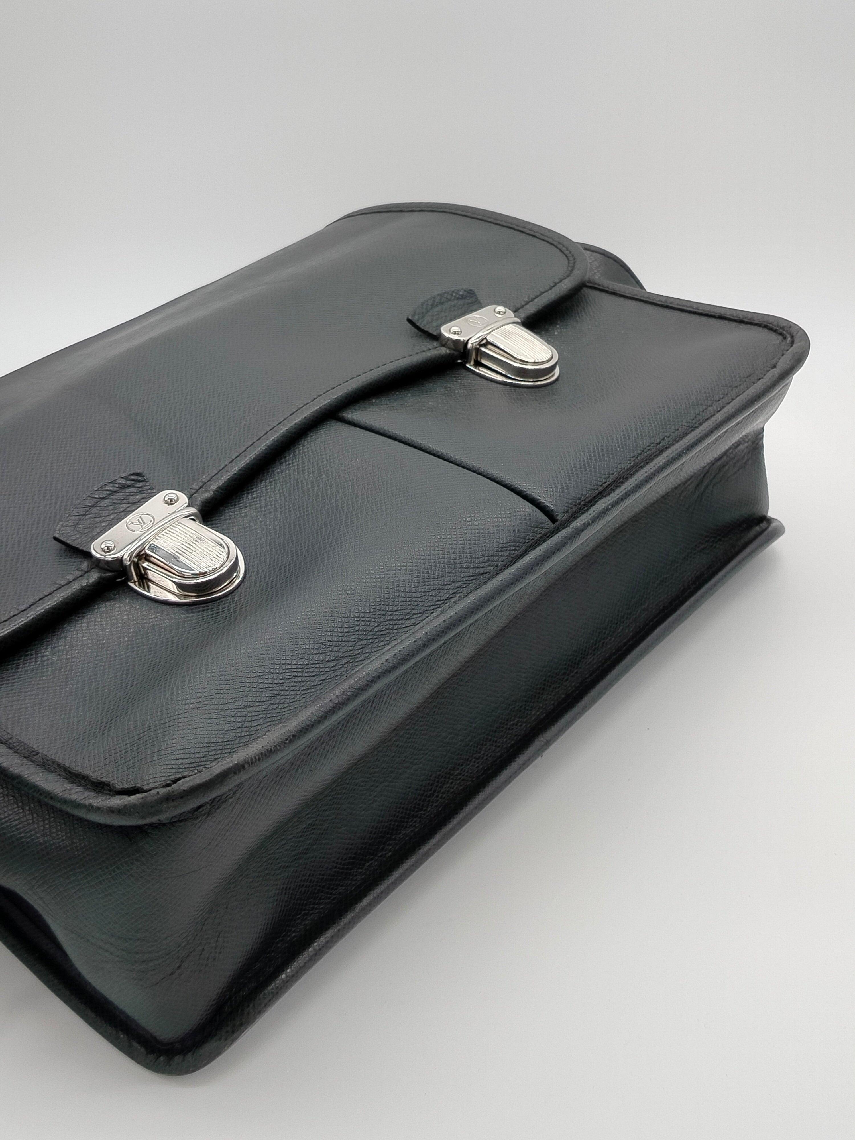 Louis Vuitton Taiga Alexei Messenger Bag - '00s 2