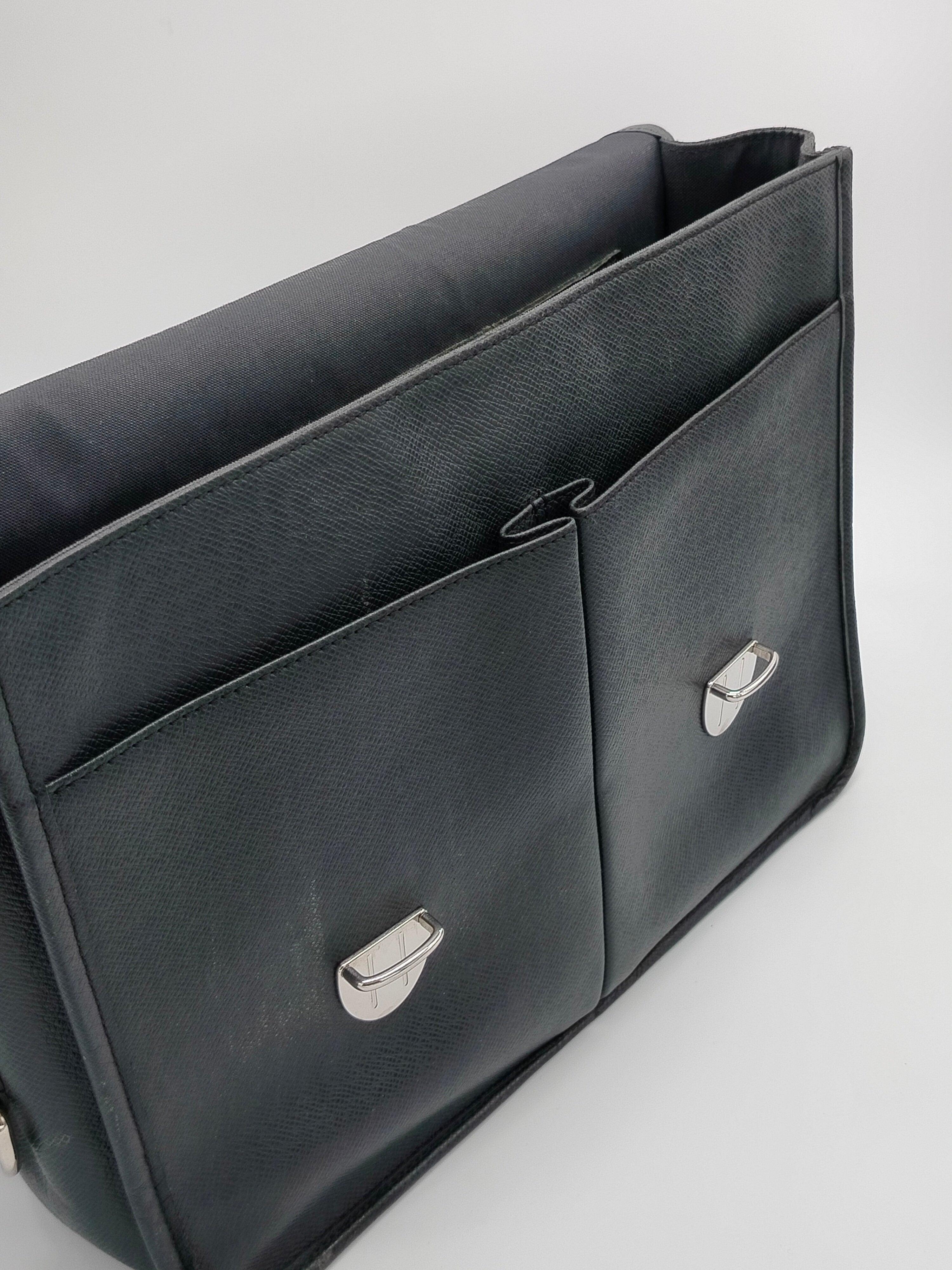 Louis Vuitton Taiga Alexei Messenger Bag - '00s 3