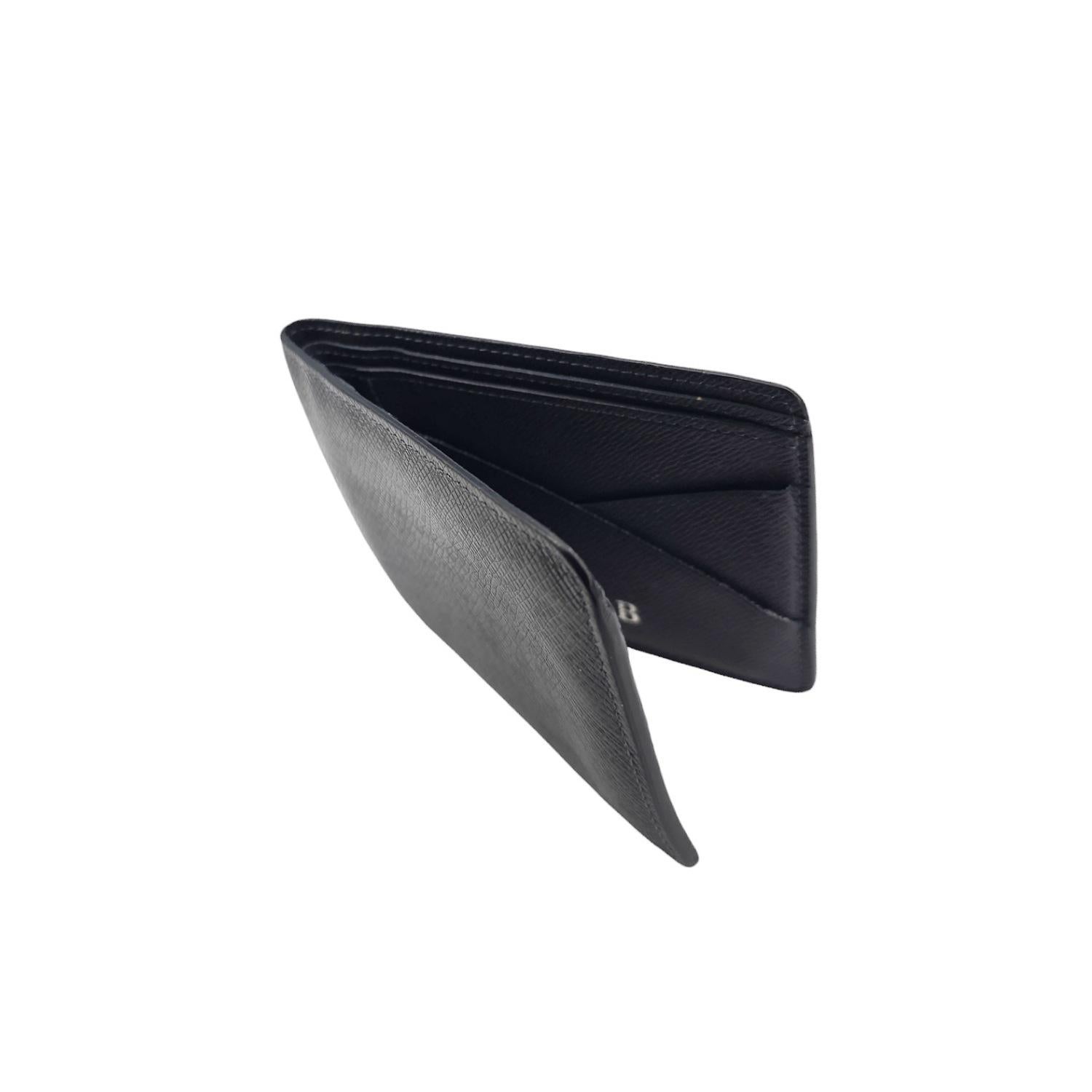 Offrez-vous le luxe avec le portefeuille multiple Taiga Bifold de Louis Vuitton. Fabriqué en France avec le cuir de veau emblématique, ce portefeuille est d'une grande sophistication. Avec 3 fentes pour cartes, 2 fentes latérales et 2 compartiments