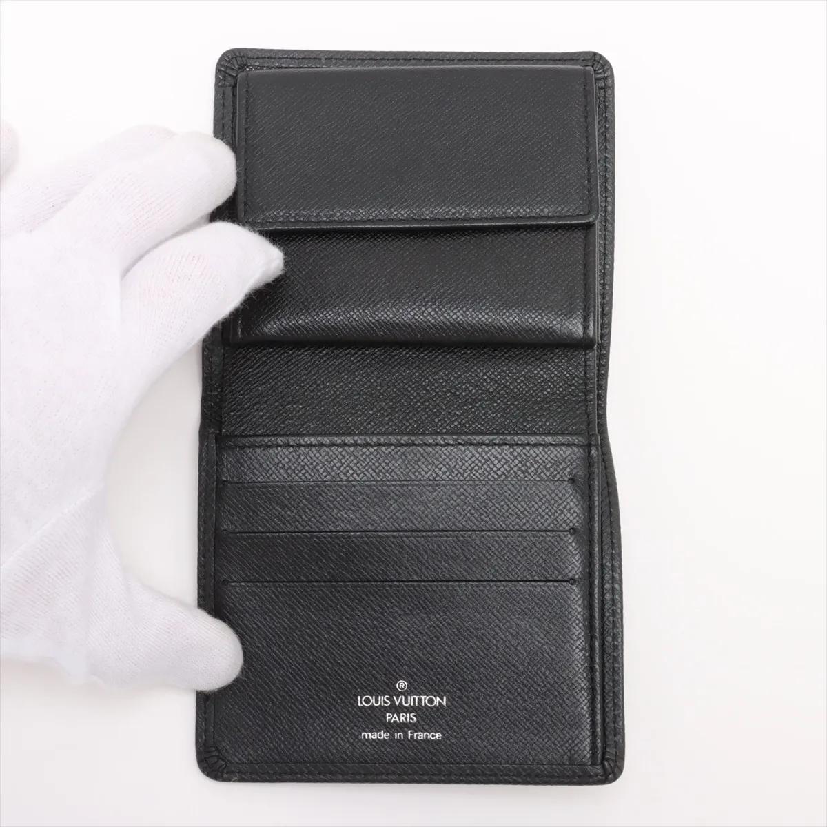 Louis Vuitton Taiga Compact Wallet Black In condizioni buone in vendita a Indianapolis, IN