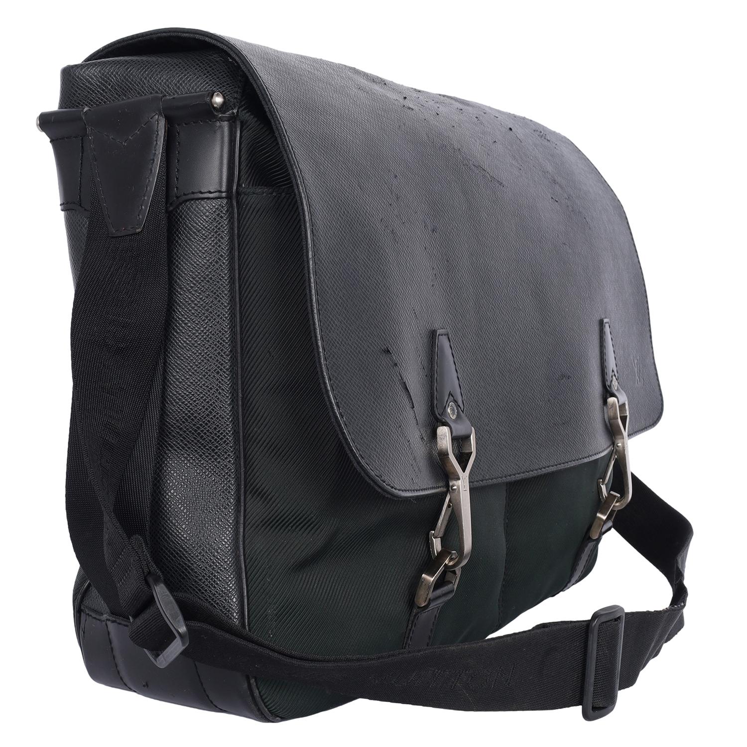 Louis Vuitton Taiga Dersou Messenger Business Bag Black  For Sale 2
